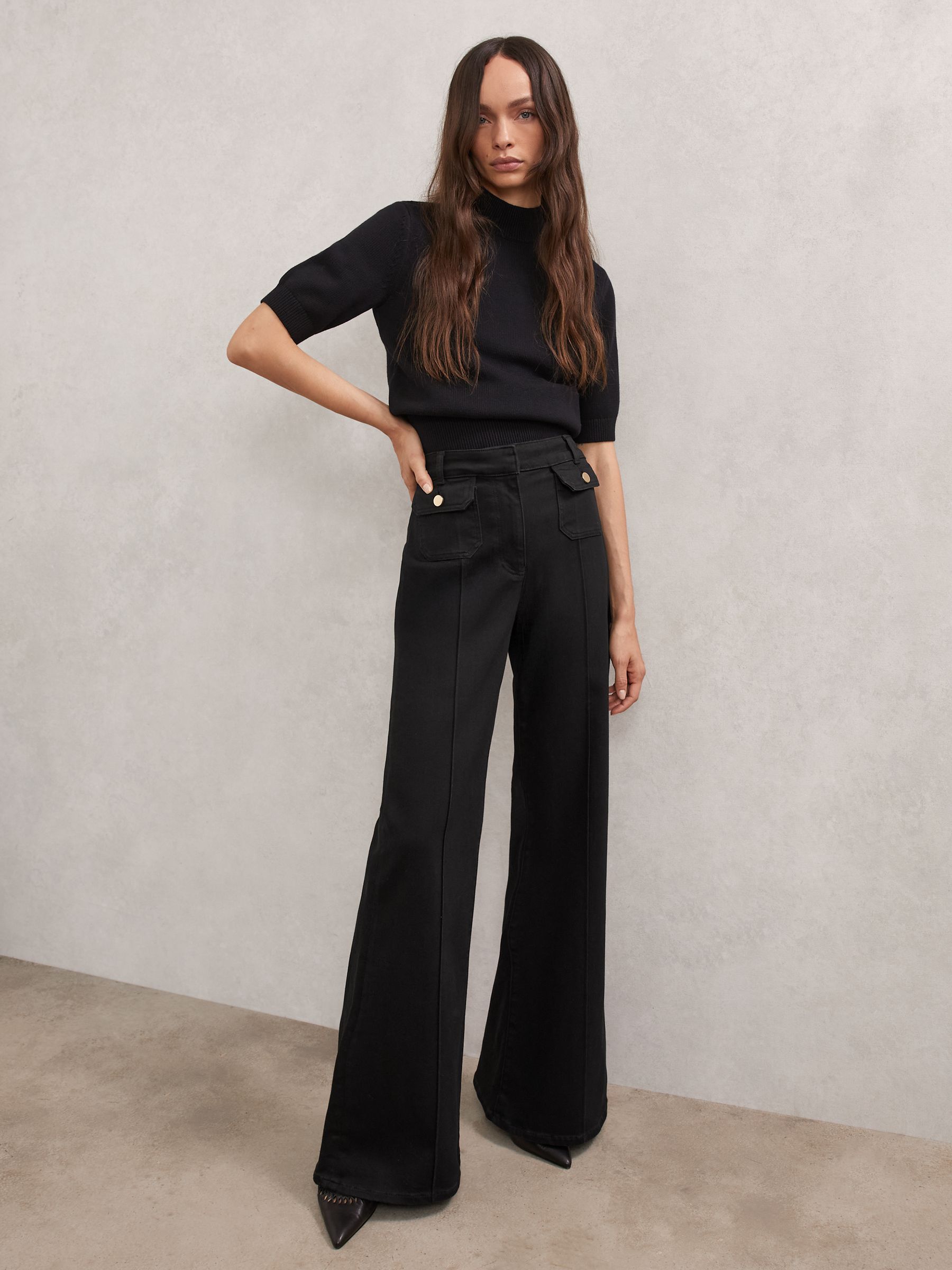 Schwarze Jeans mit ausgestelltem Bein und Taschendetails für kleine Frauen - Bild 6 von 7