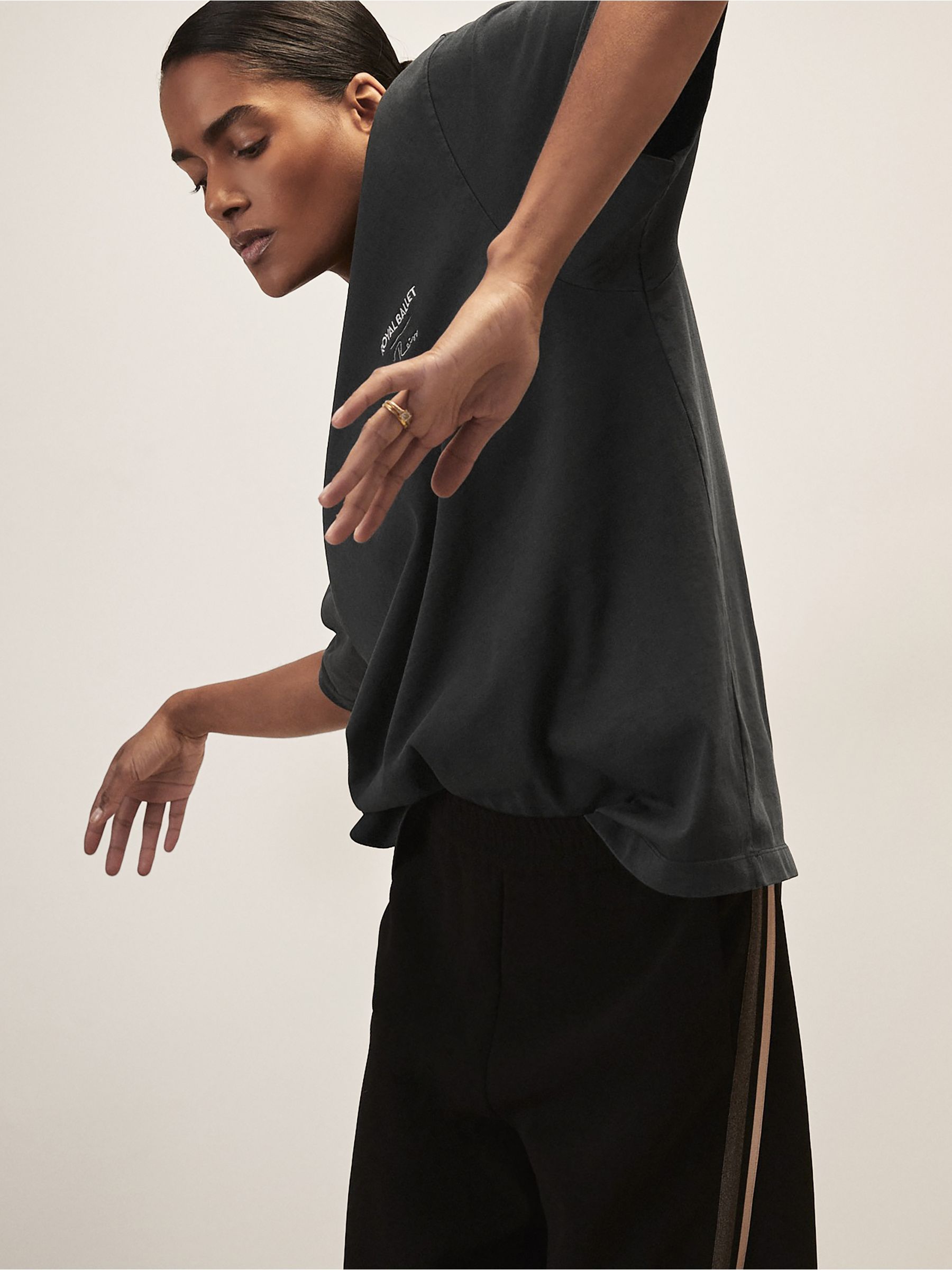 Reiss | Tričko unisex s logem Royal Ballet v černé barvě - Obrázek 7 z 8