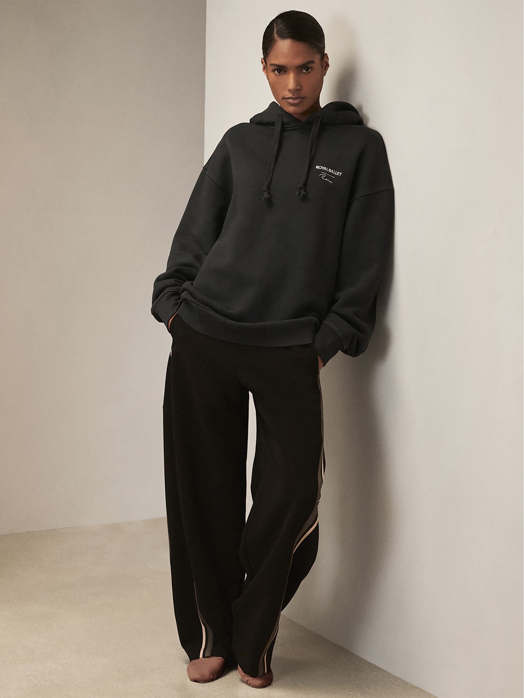 Reiss | Unisex mikina s kapucí Royal Ballet Logo v seprané černé barvě - Obrázek 3 z 9