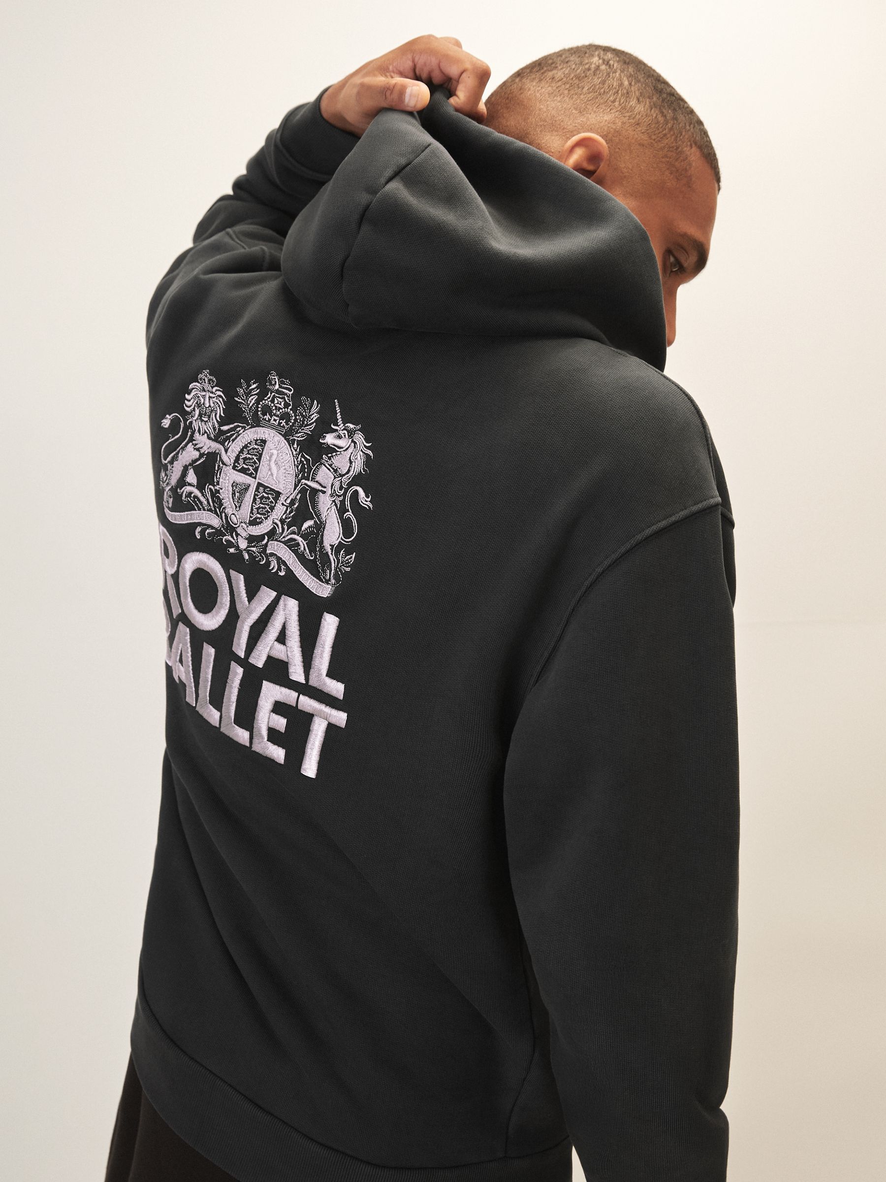 Reiss | Unisex mikina s kapucí Royal Ballet Logo v seprané černé barvě - Obrázek 4 z 9