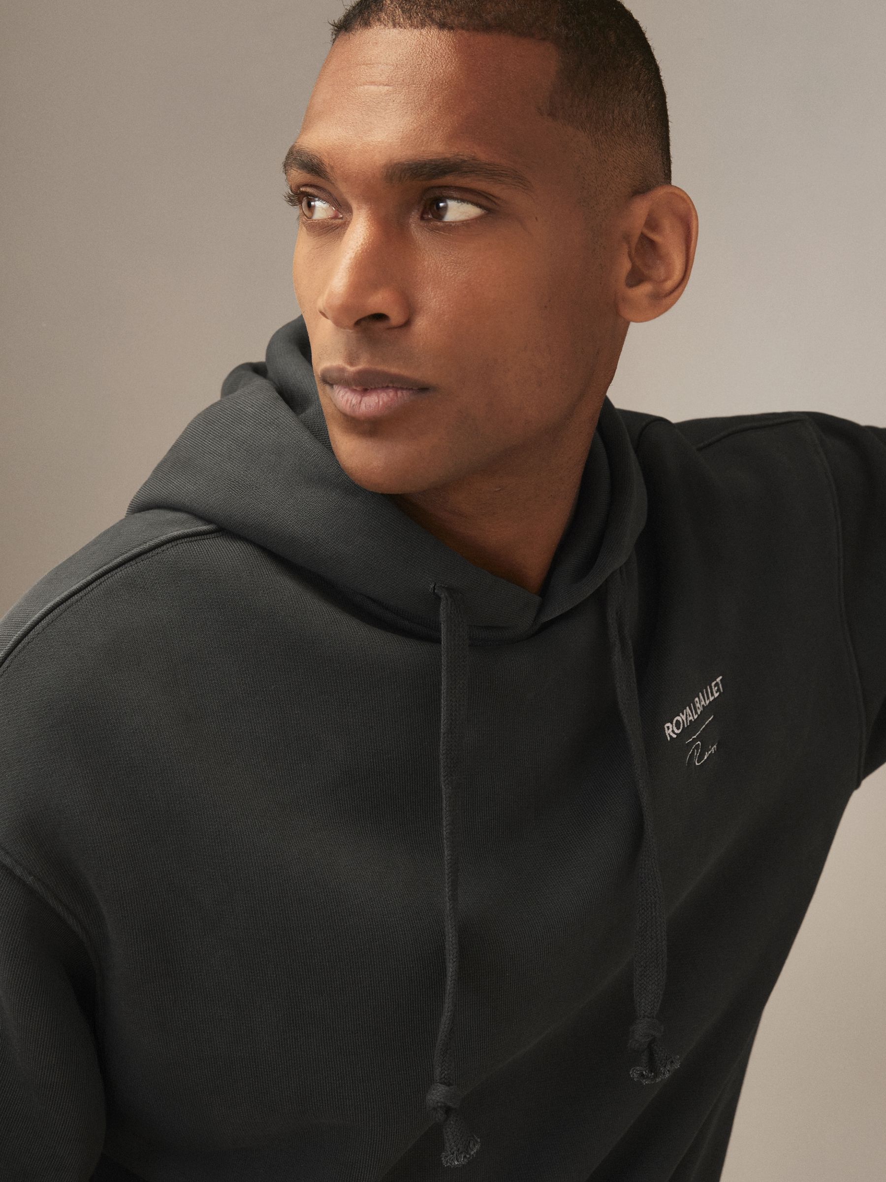 Reiss | Unisex mikina s kapucí Royal Ballet Logo v seprané černé barvě - Obrázek 5 z 9