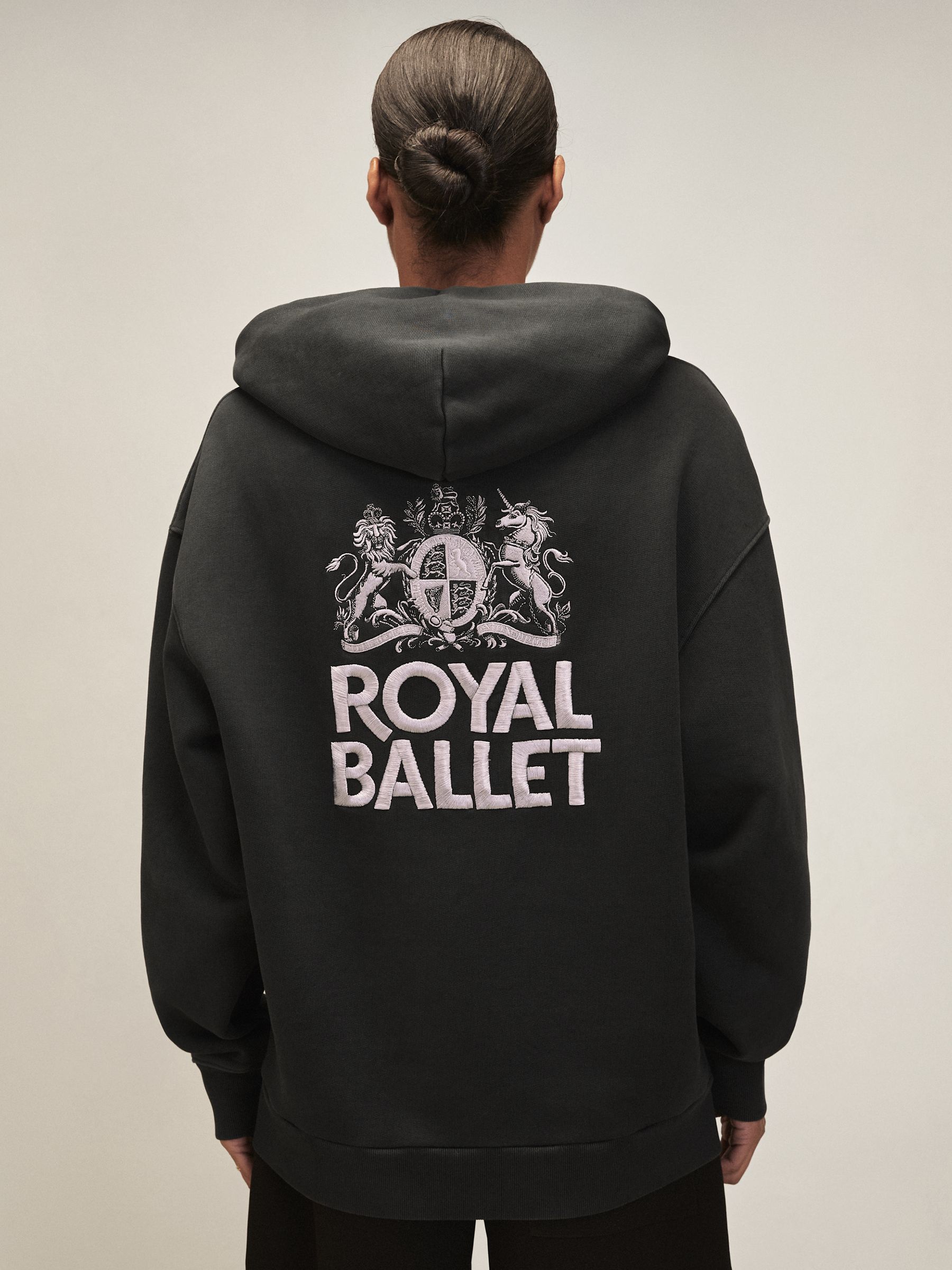 Reiss | Unisex mikina s kapucí Royal Ballet Logo v seprané černé barvě - Obrázek 8 z 9