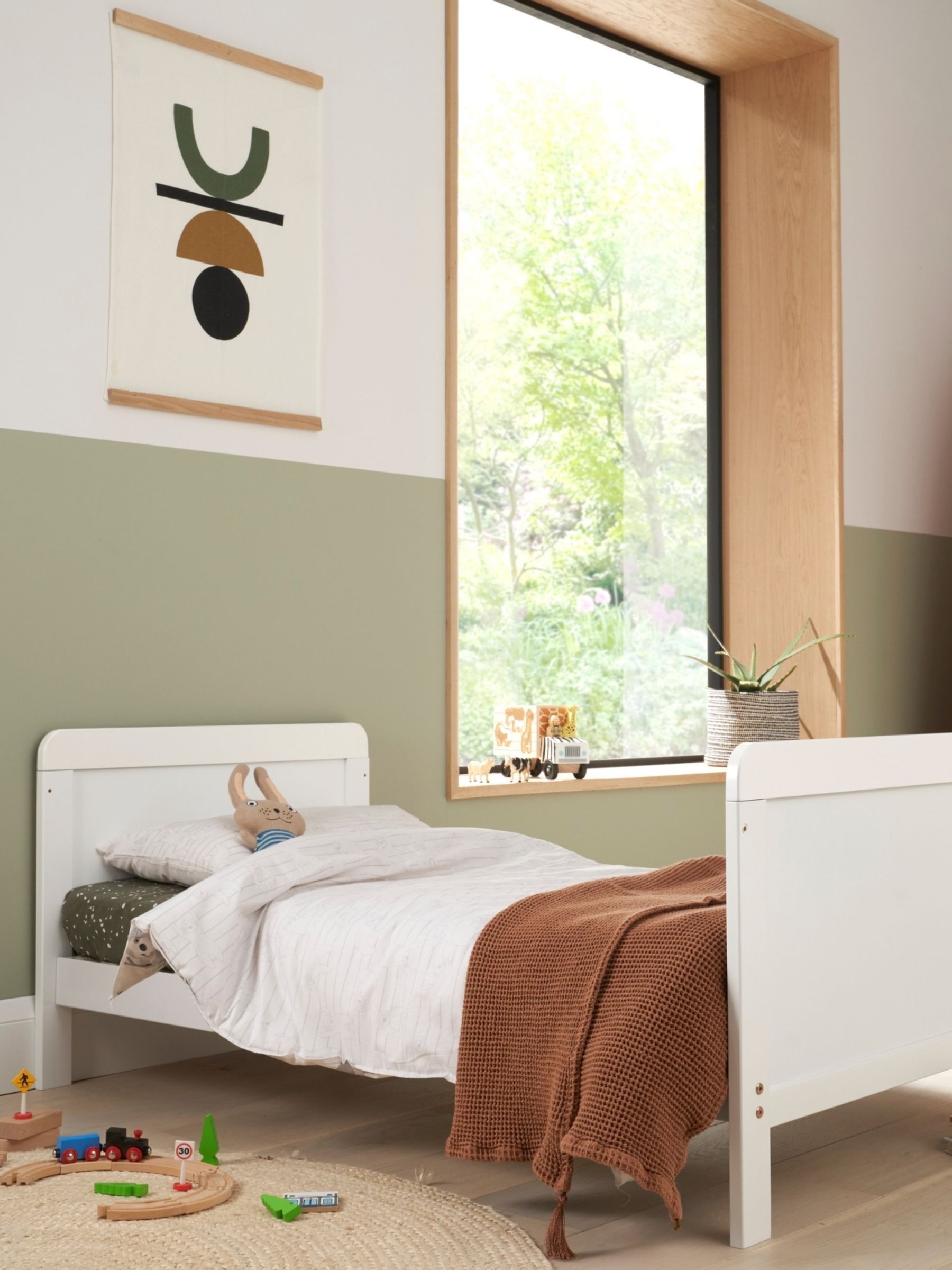 Tutti Bambini White Rio Cot Bed with Cot Top Changer & Mattress - Image 5 of 5