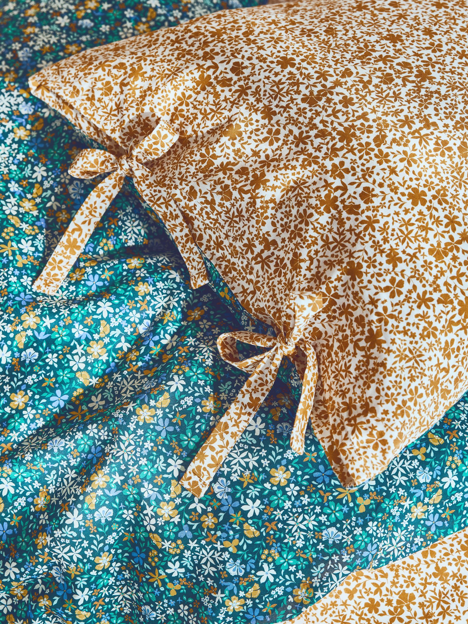 Blue Ditsy Floral Bows Duvet Cover and Pillowcase Set - Image 5 of 7
