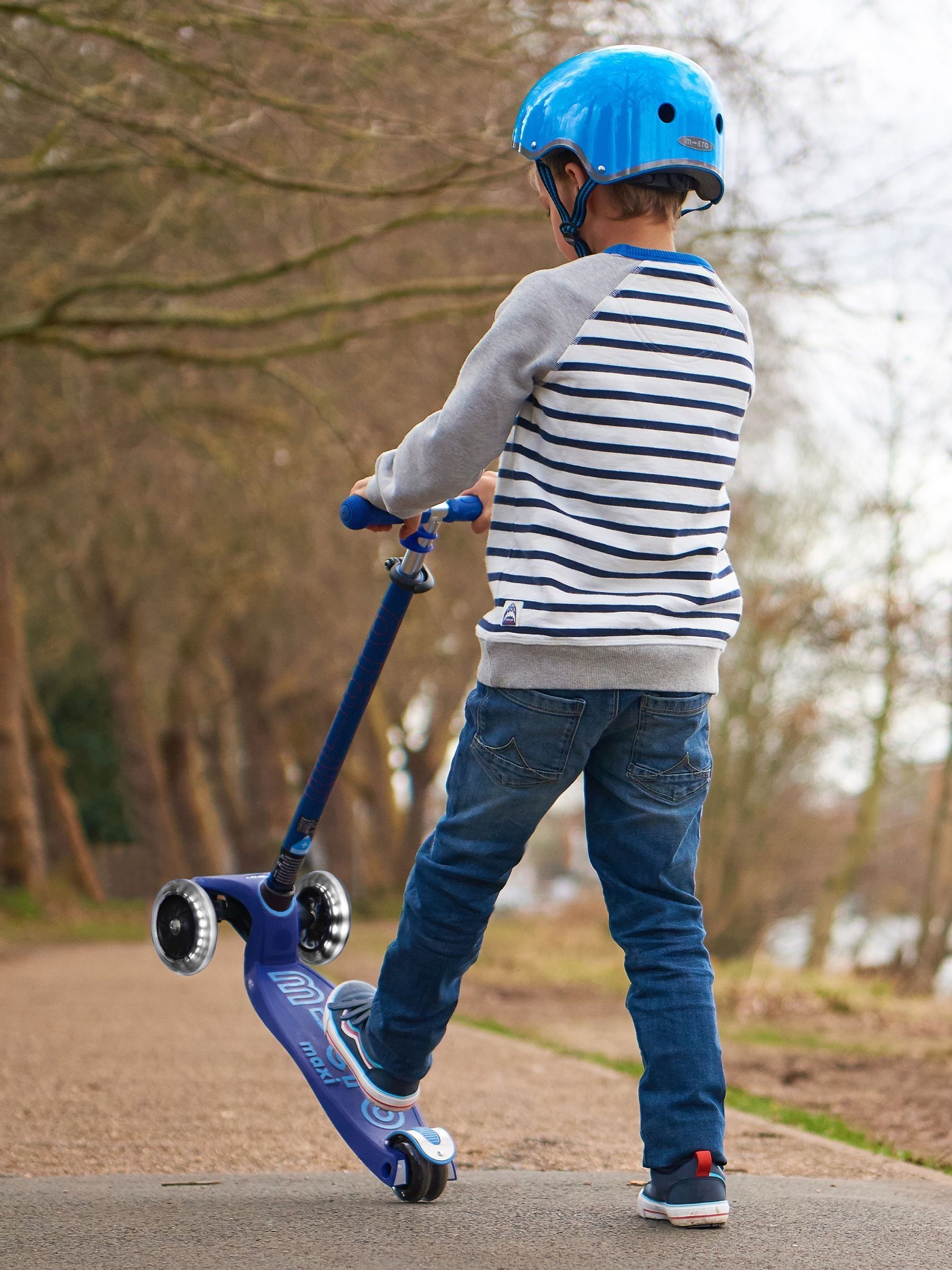 Navy LED Maxi Deluxe Scooter - Image 1 of 5