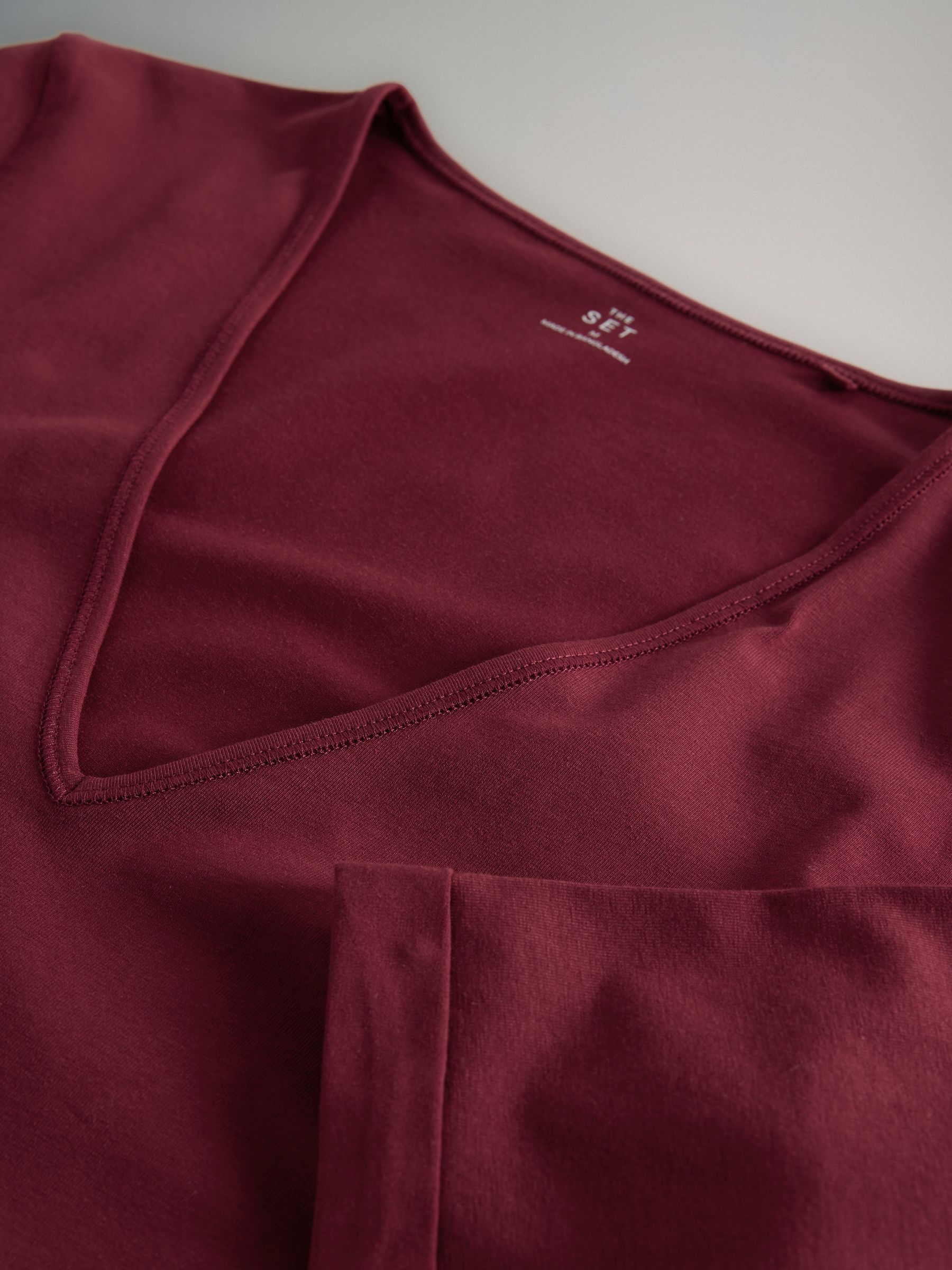 4 Pack V-Neck Turn Up Sleeve T-Shirt Navy/Blue/Red/White - Image 6 of 6 4 Pack V-Neck Turn Up Sleeve T-Shirt Navy/Blue/Red/White - Image 6 of 6