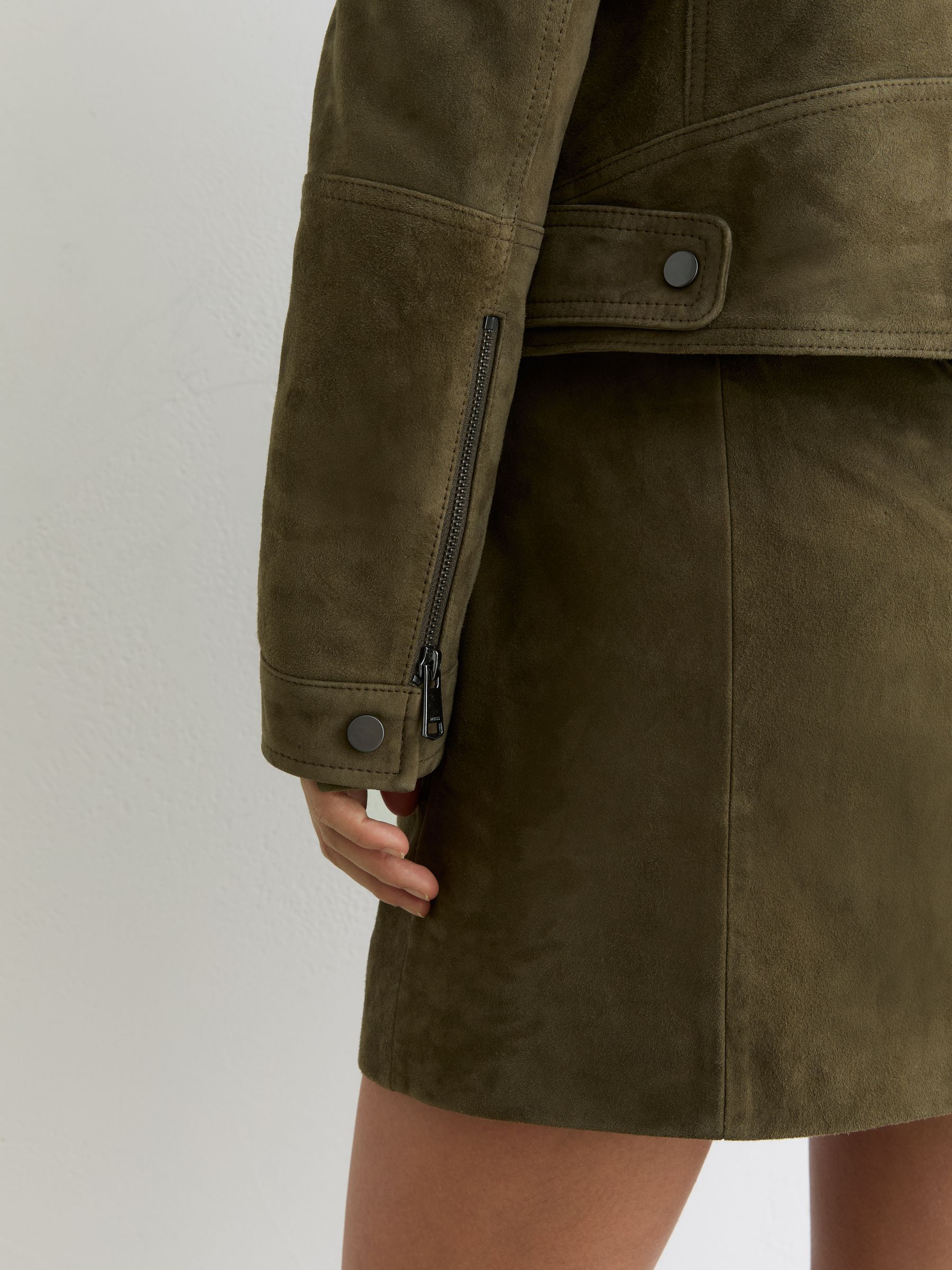 Wildlederjacke mit durchgehendem Reißverschluss in Khakigrün - Bild 7 von 9