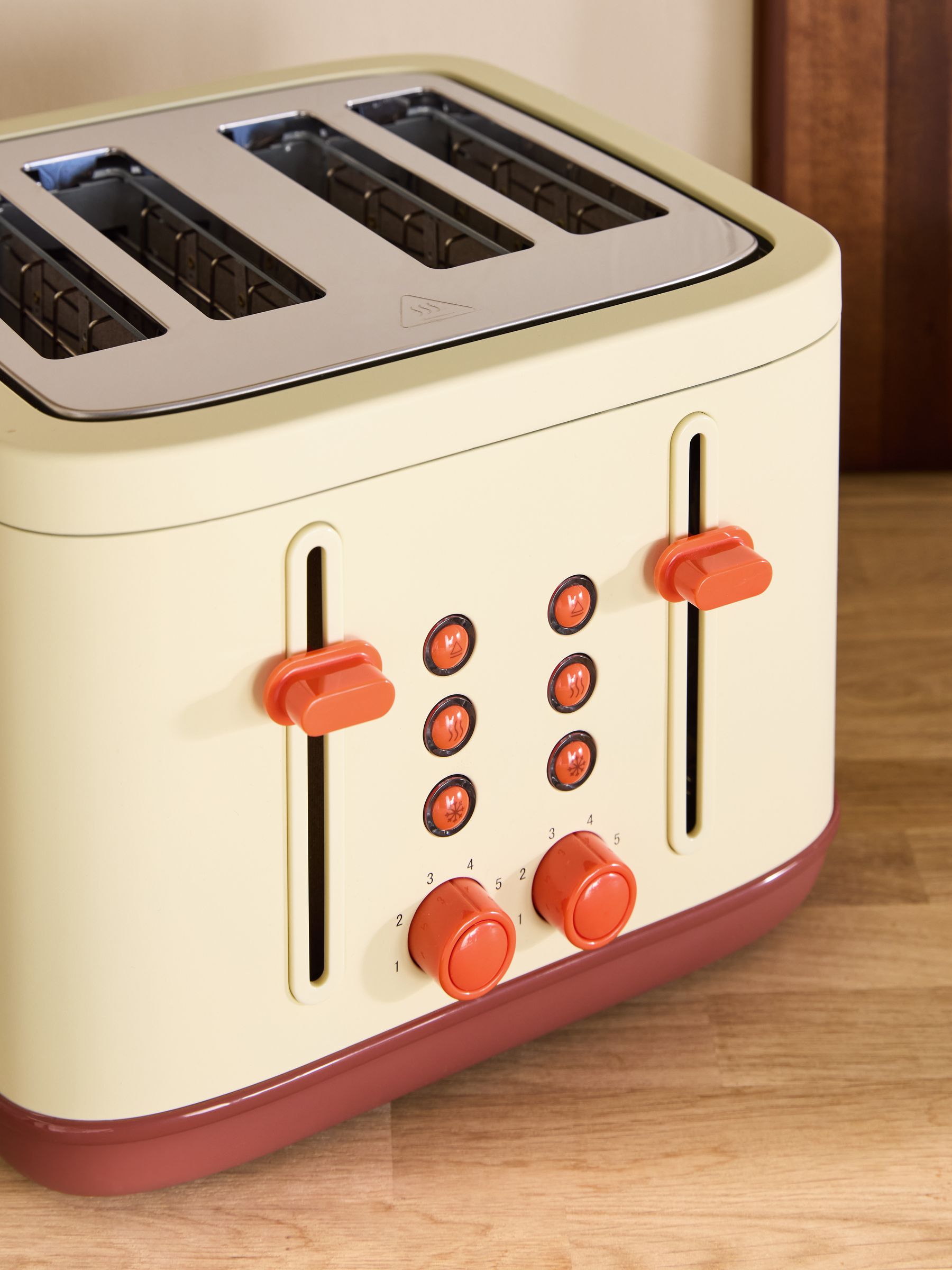 Ilya 4 Slice Toaster in Cream - Image 2 of 4