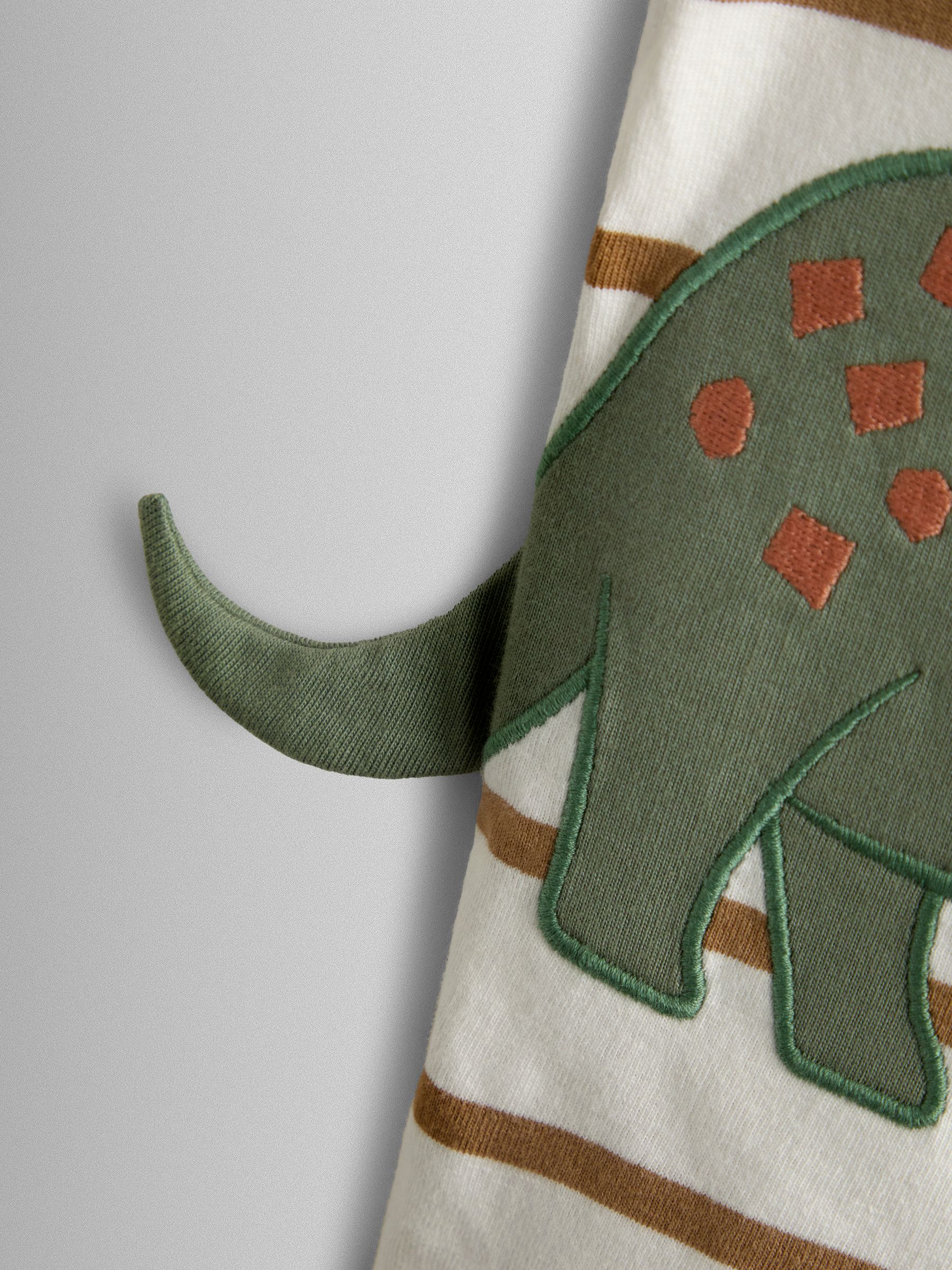 Green 2-Piece Appliqué T-Shirt & Shorts Set - Image 9 of 10