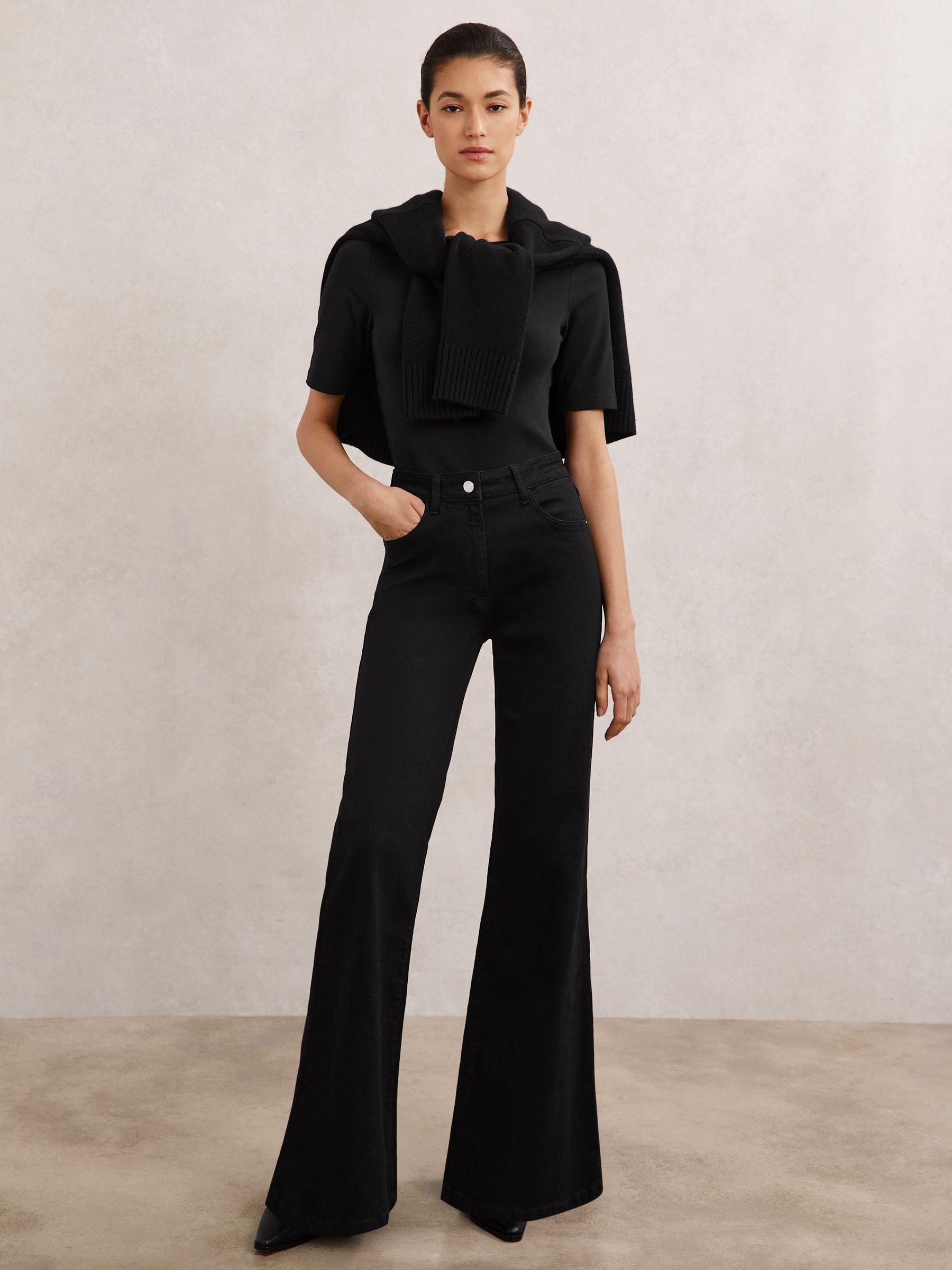 رداء علوي من القطن القابل للتمدد بياقة قارب باللون الأسود - صورة 3 من 6