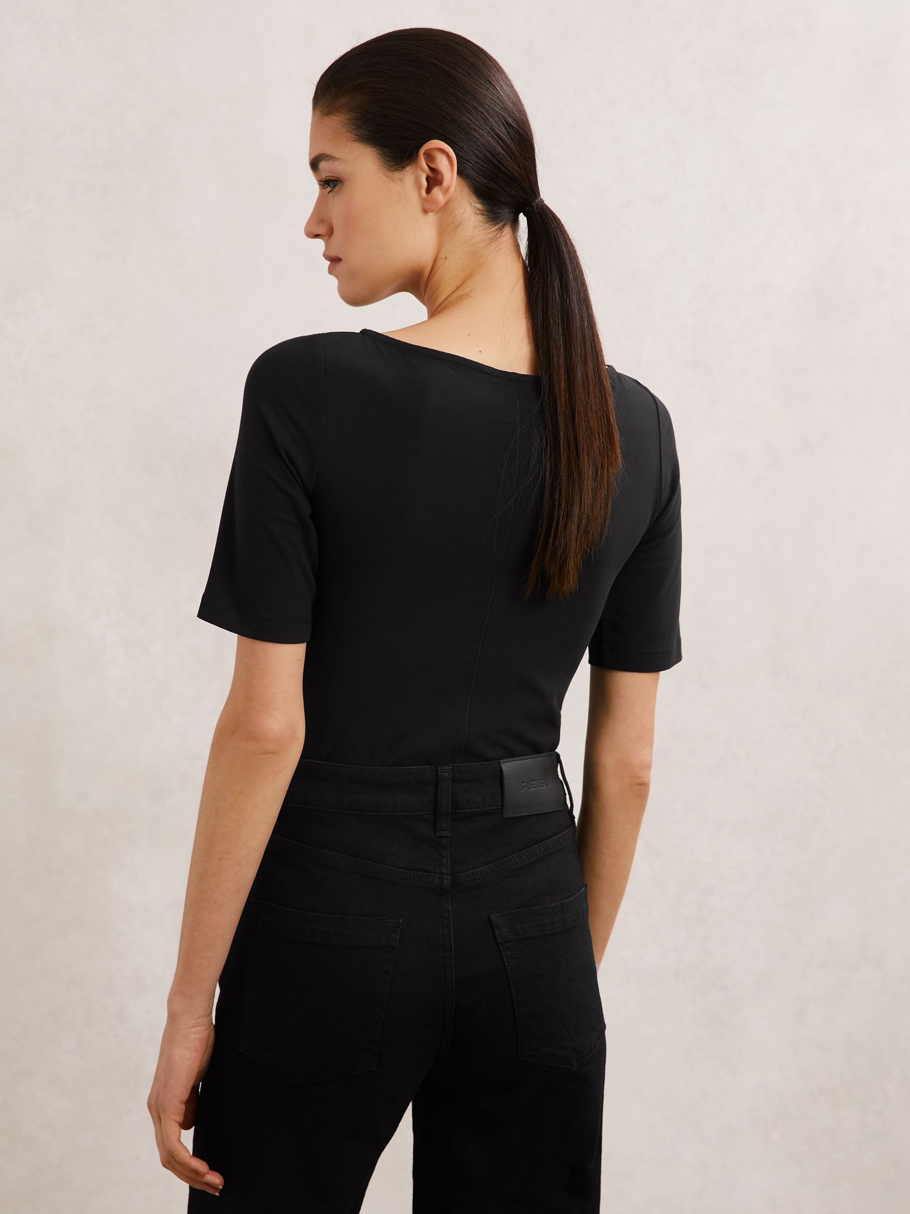 رداء علوي من القطن القابل للتمدد بياقة قارب باللون الأسود - صورة 5 من 6