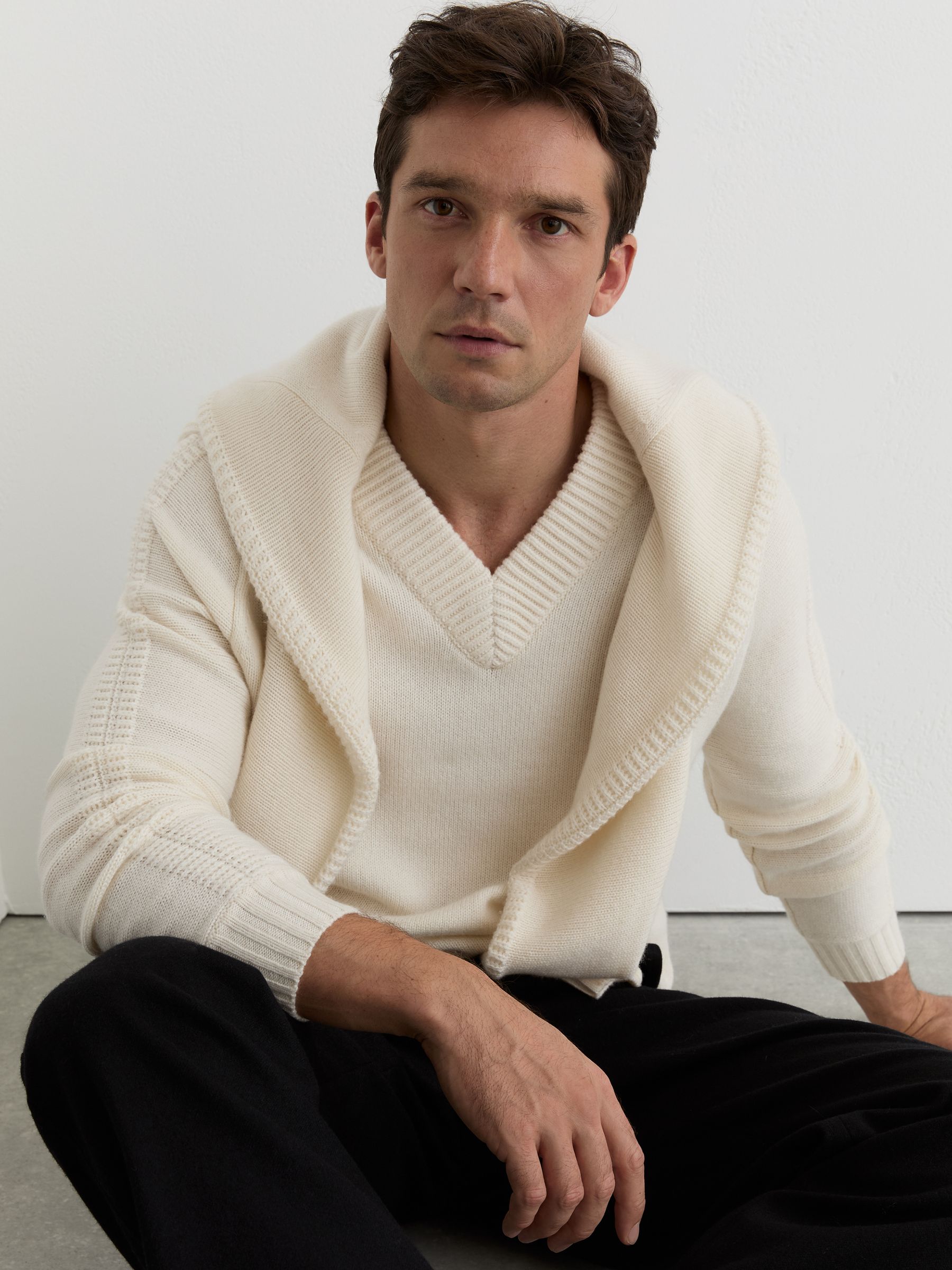Wool-Blend Rib-Detail V-Neck Jumper in White - Image 3 of 5