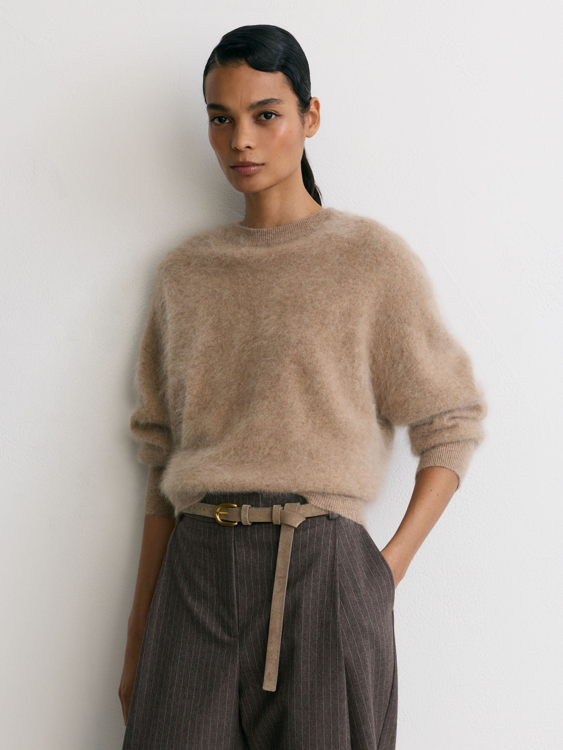 100% Brushed Cashmere Crew-Neck Jumper in Neutral - Obrázek 3 z 7