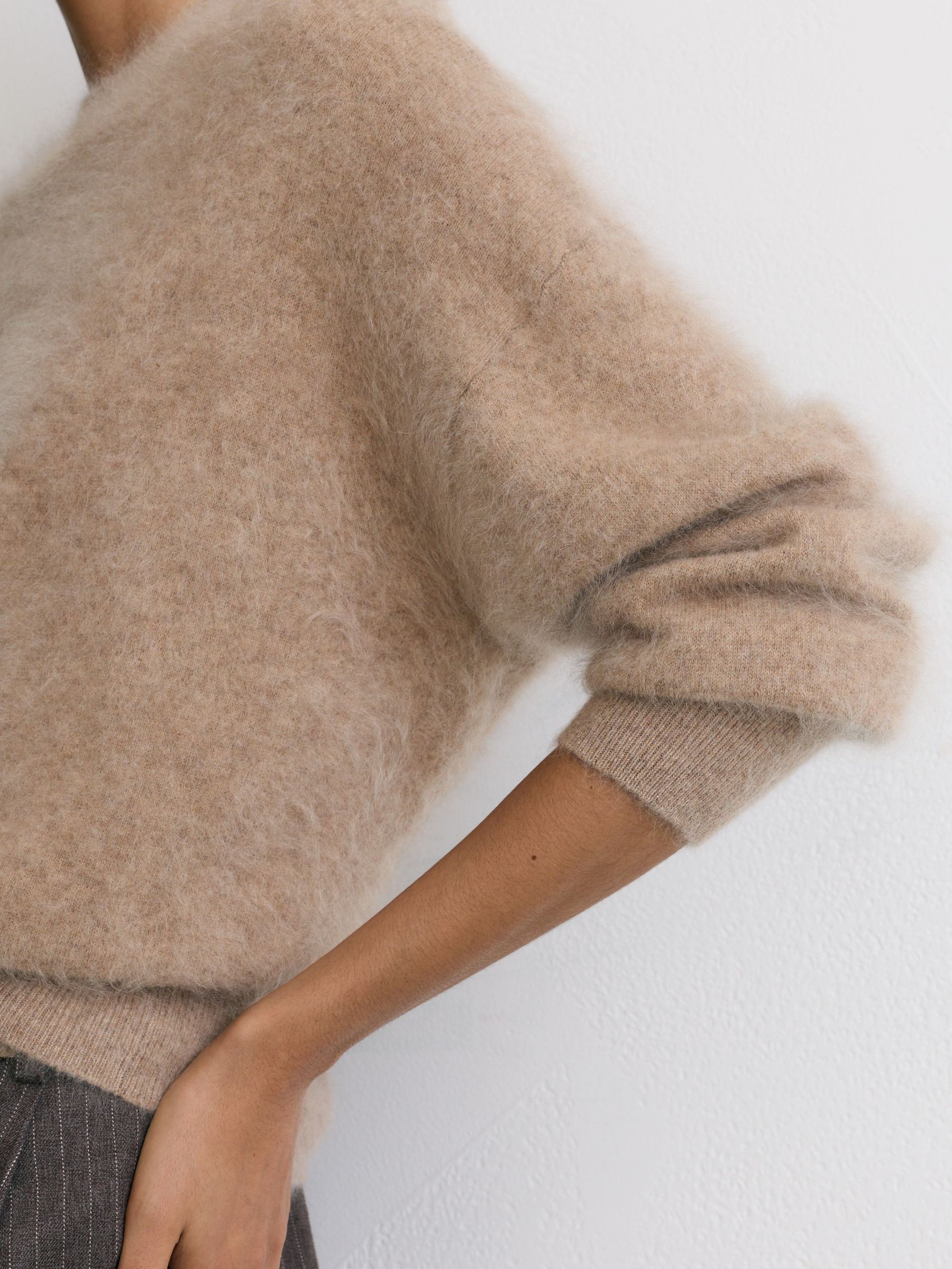 100% Brushed Cashmere Crew-Neck Jumper in Neutral - Obrázek 5 z 7