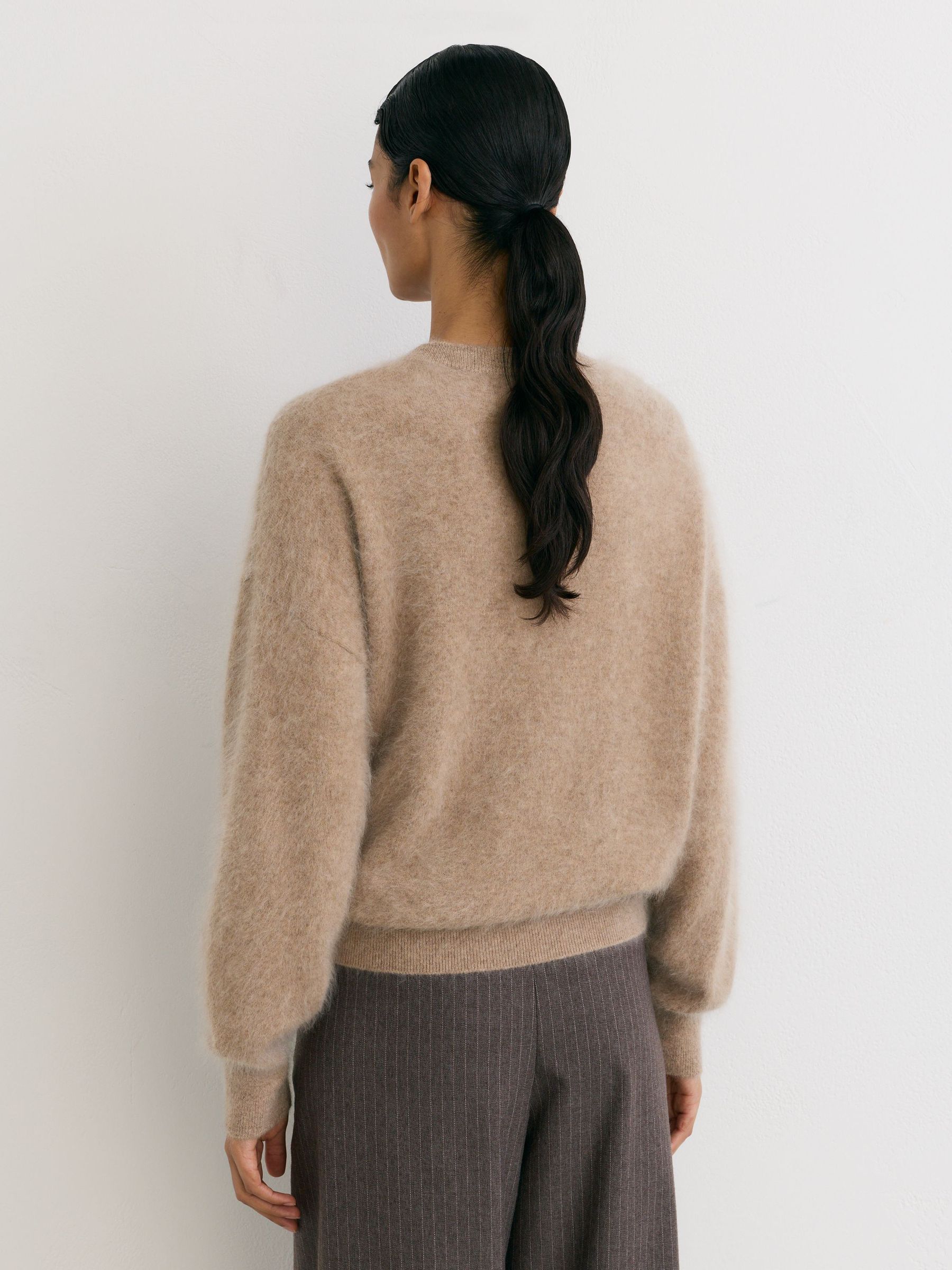 100% Brushed Cashmere Crew-Neck Jumper in Neutral - Obrázek 6 z 7