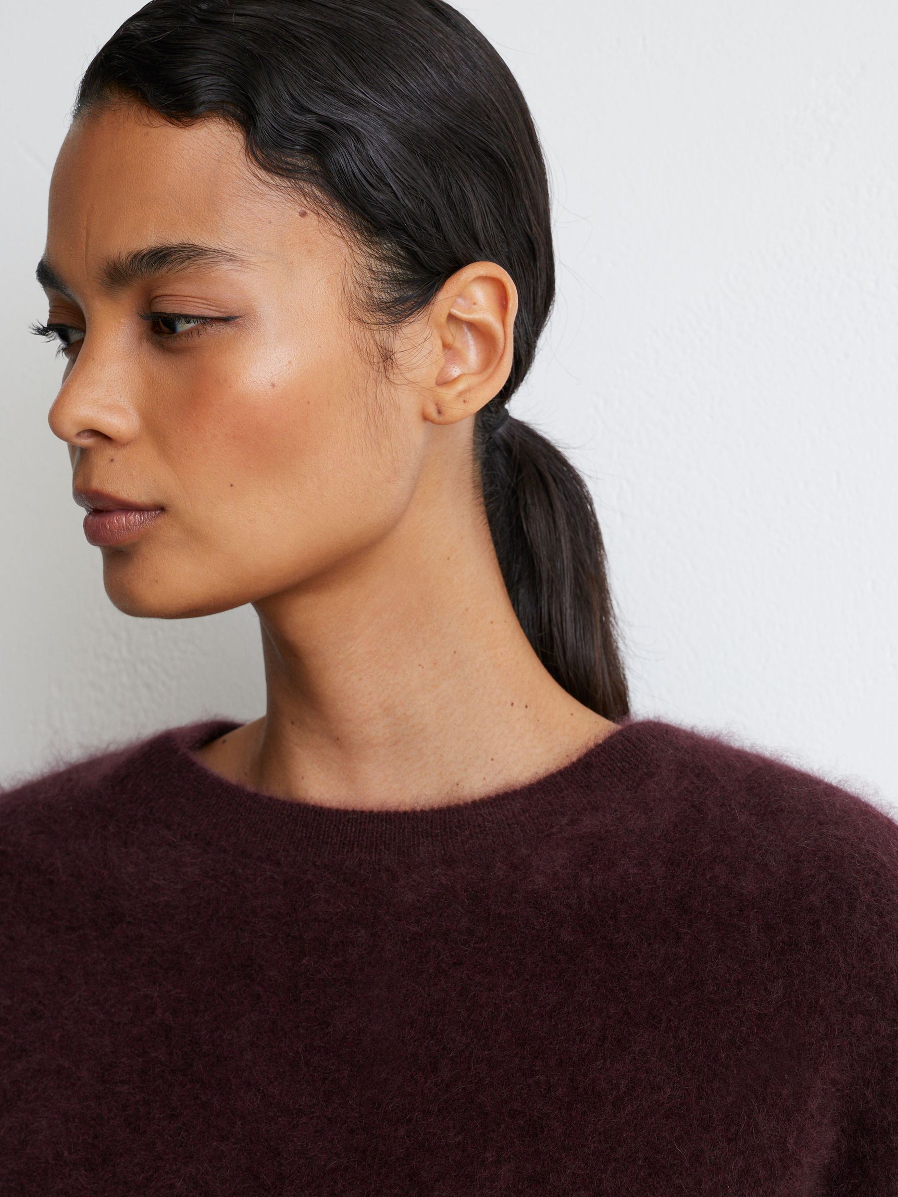 100% Brushed Cashmere Crew-Neck Jumper in Grape Burgundy - Obrázek 3 z 7
