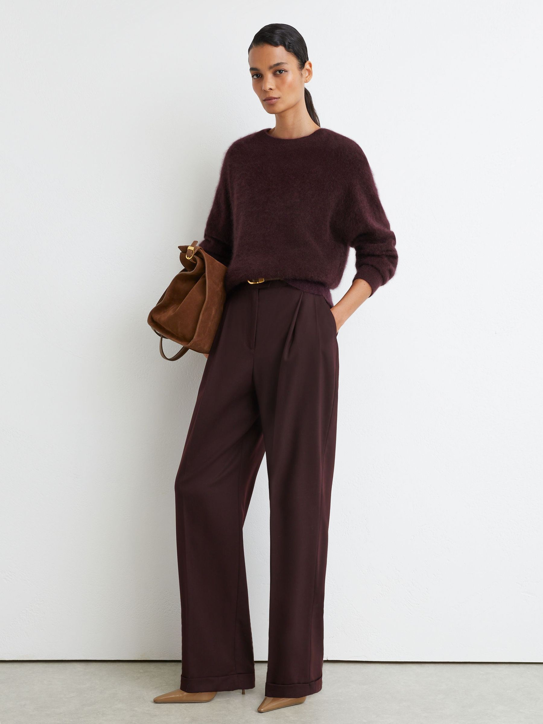 100% Brushed Cashmere Crew-Neck Jumper in Grape Burgundy - Obrázek 4 z 7