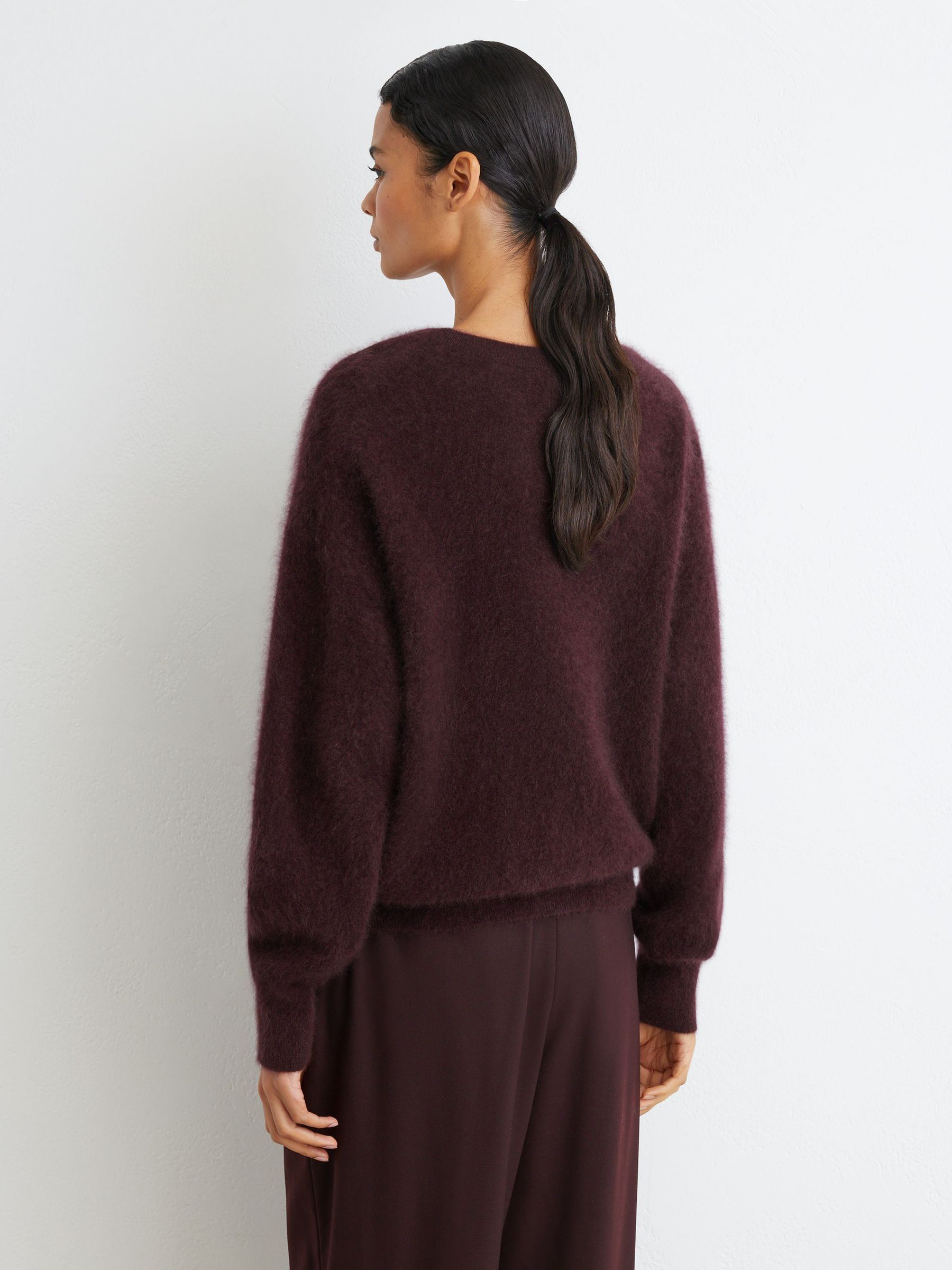 100% Brushed Cashmere Crew-Neck Jumper in Grape Burgundy - Obrázek 5 z 7