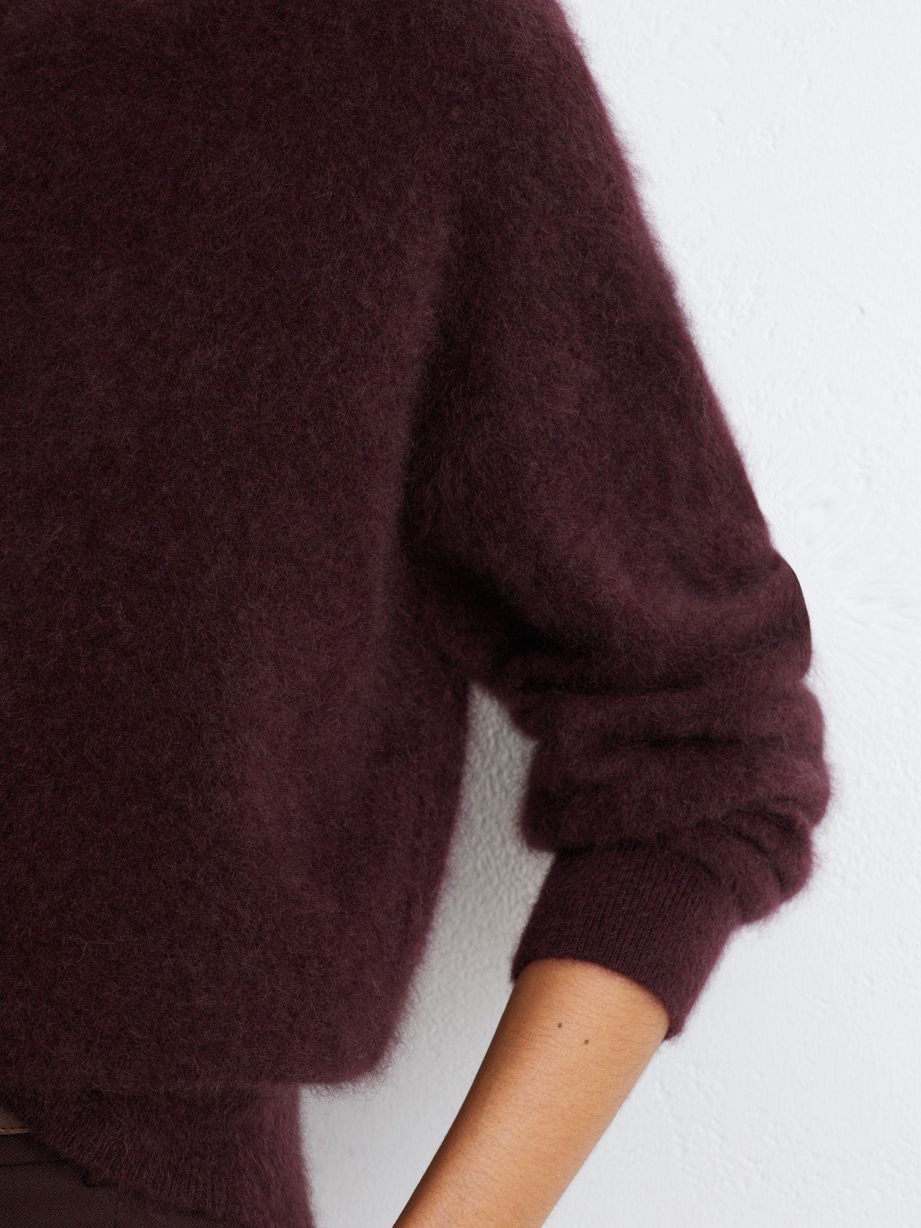 100% Brushed Cashmere Crew-Neck Jumper in Grape Burgundy - Obrázek 6 z 7
