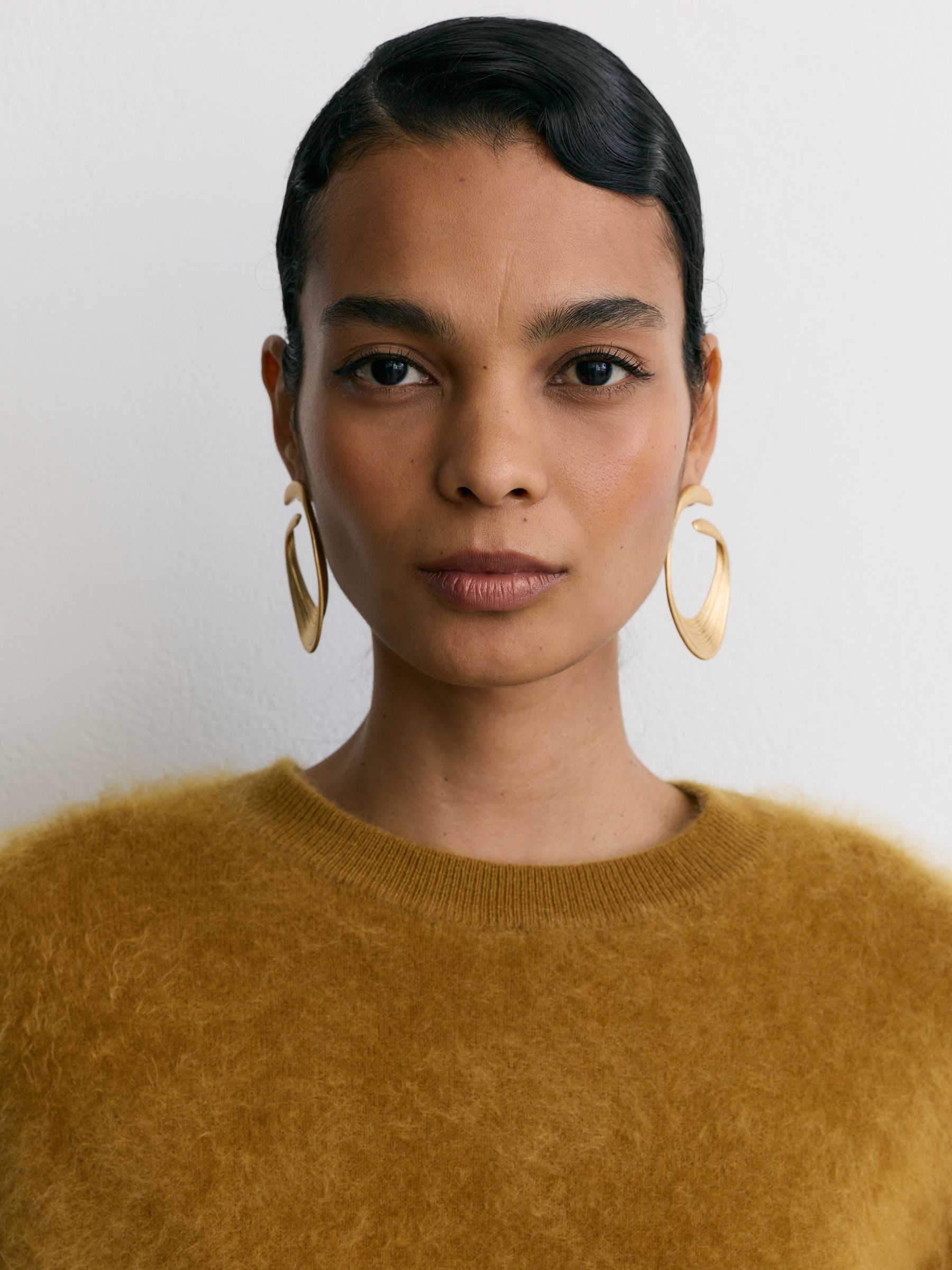 100% Brushed Cashmere Crew-Neck Jumper in Ochre - Obrázek 1 z 7
