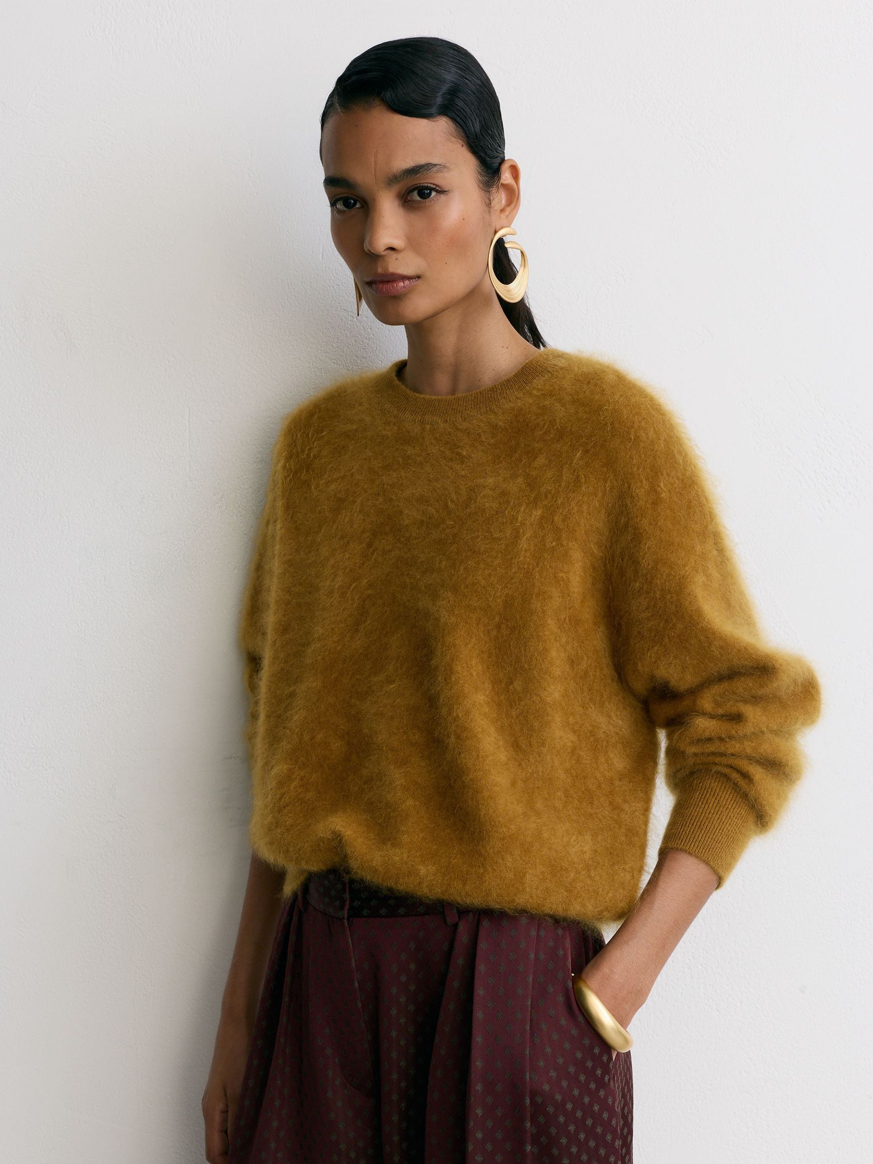 100% Brushed Cashmere Crew-Neck Jumper in Ochre - Obrázek 3 z 7