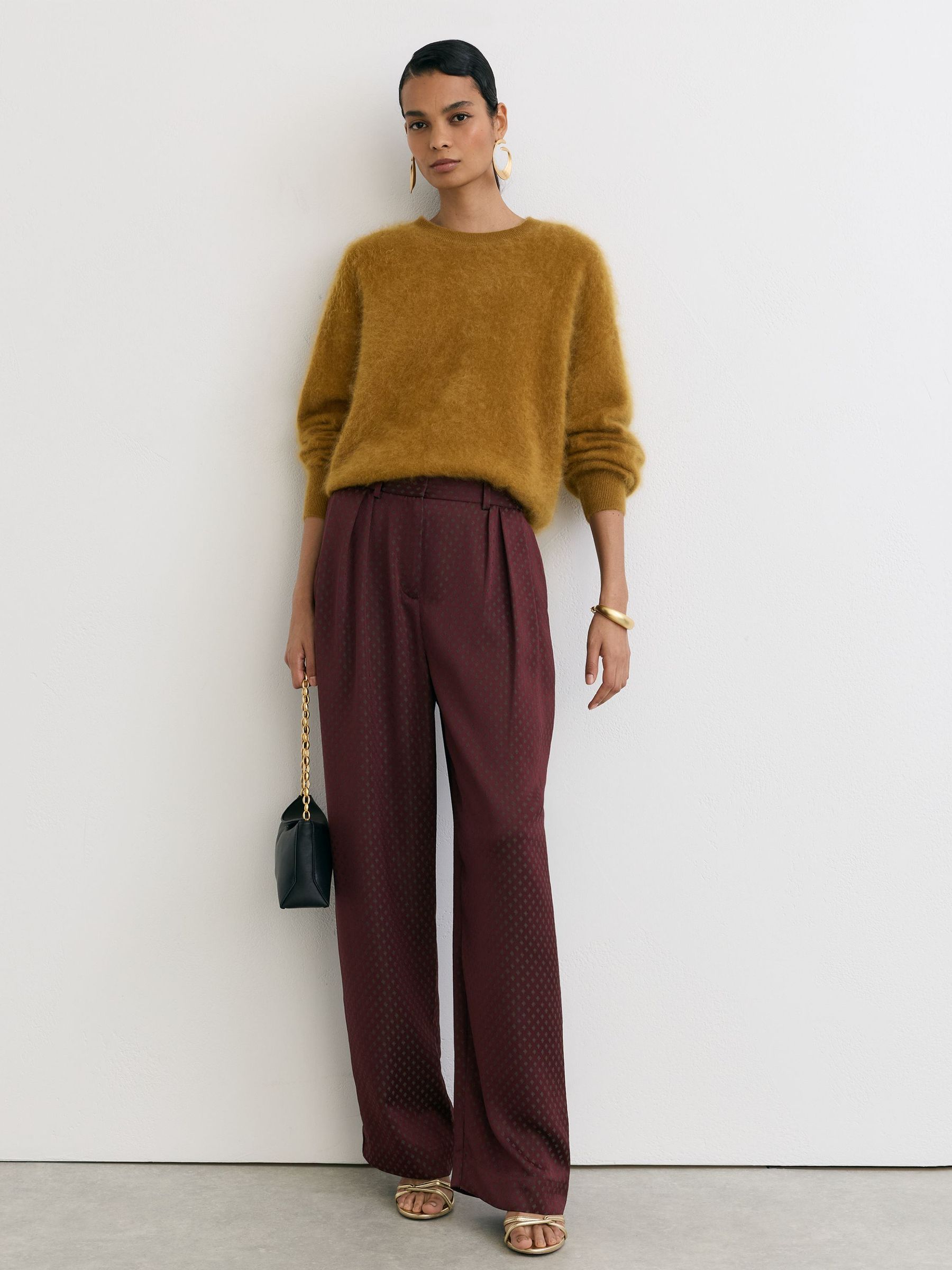 100% Brushed Cashmere Crew-Neck Jumper in Ochre - Obrázek 4 z 7