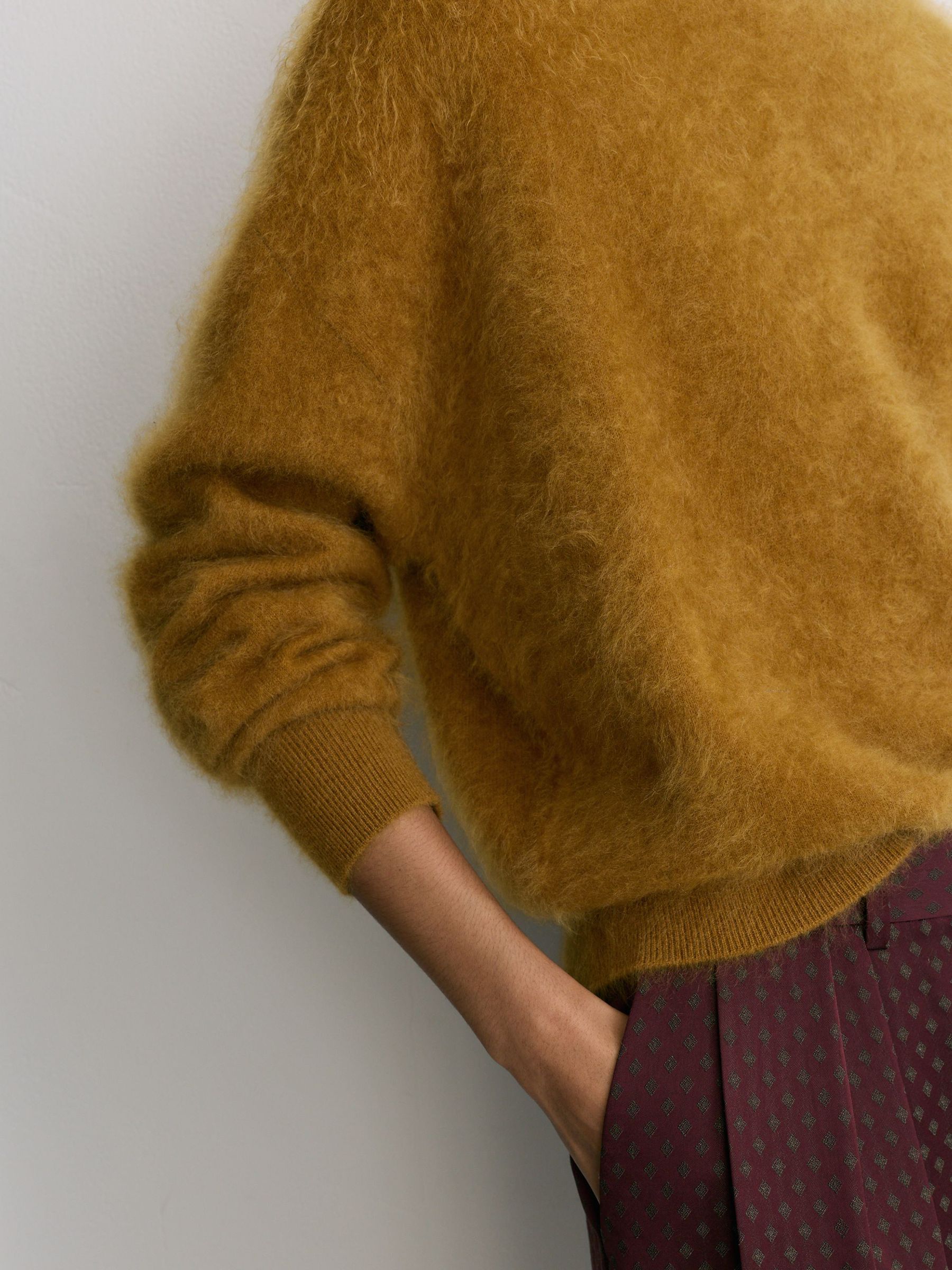 100% Brushed Cashmere Crew-Neck Jumper in Ochre - Obrázek 5 z 7