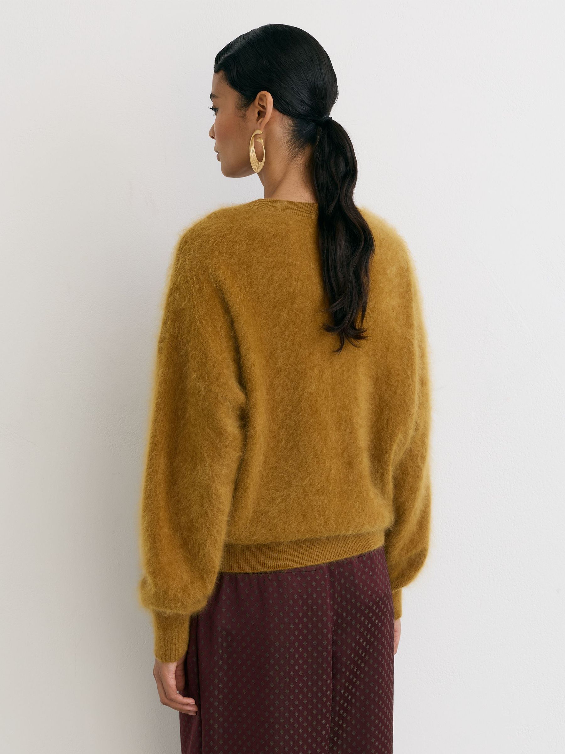 100% Brushed Cashmere Crew-Neck Jumper in Ochre - Obrázek 6 z 7
