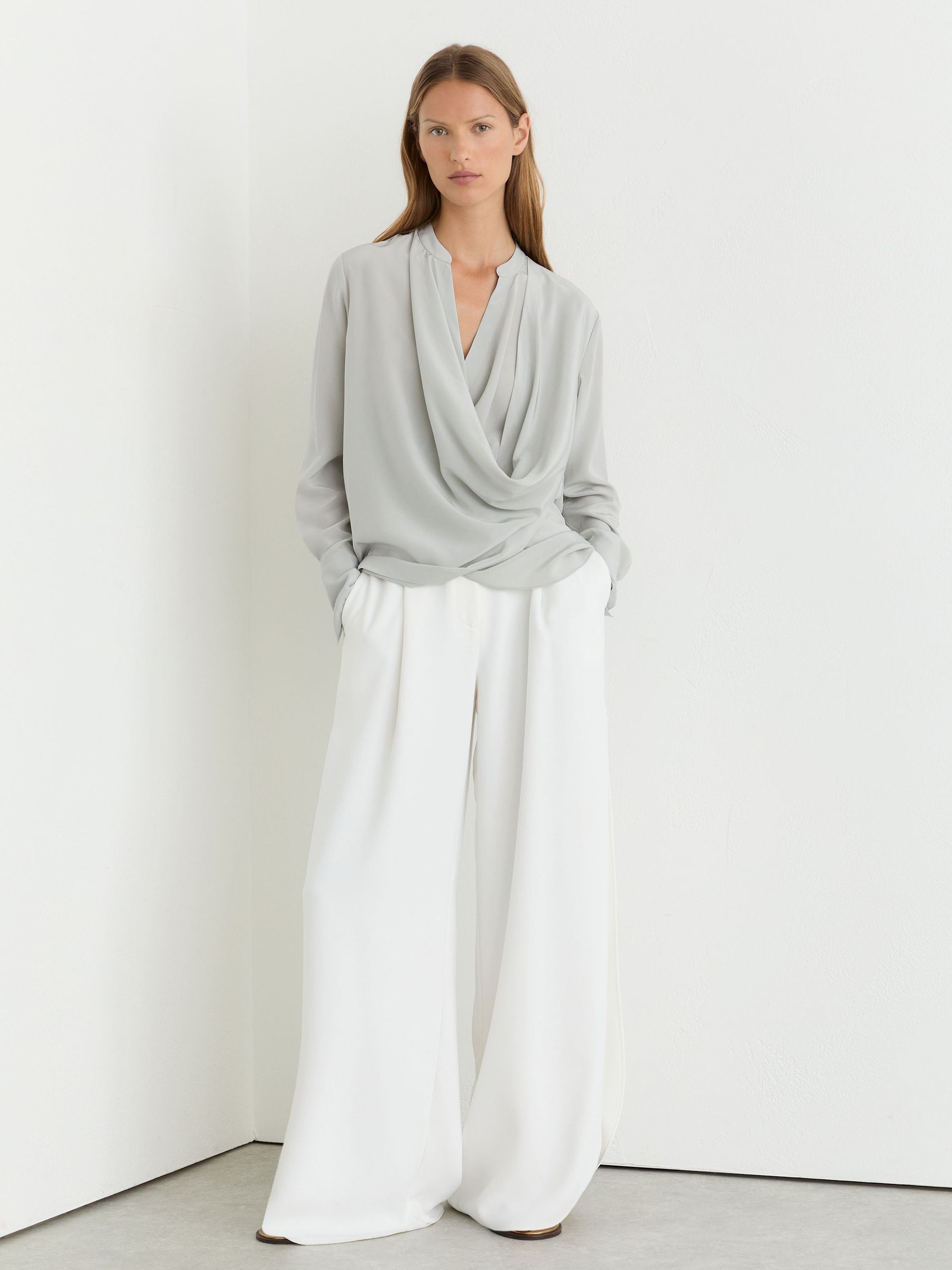 Matte Silk Draped Shirt in Grey - Bild 4 von 6