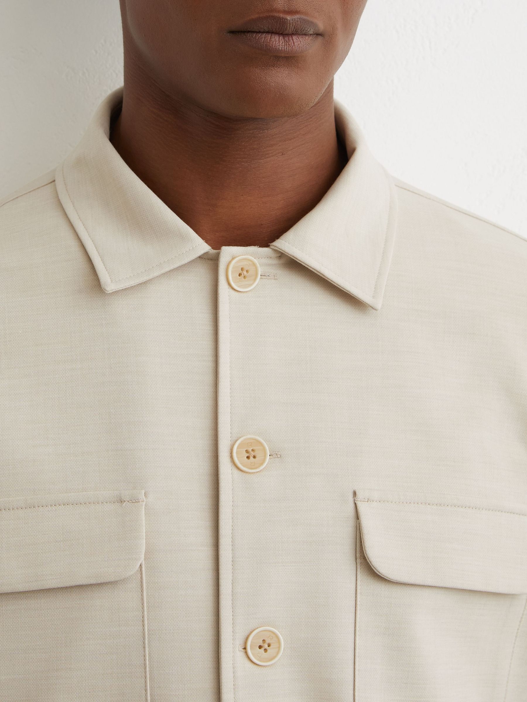 Twin-Pocket Button-Through Overshirt in Stone - Bild 7 av 10