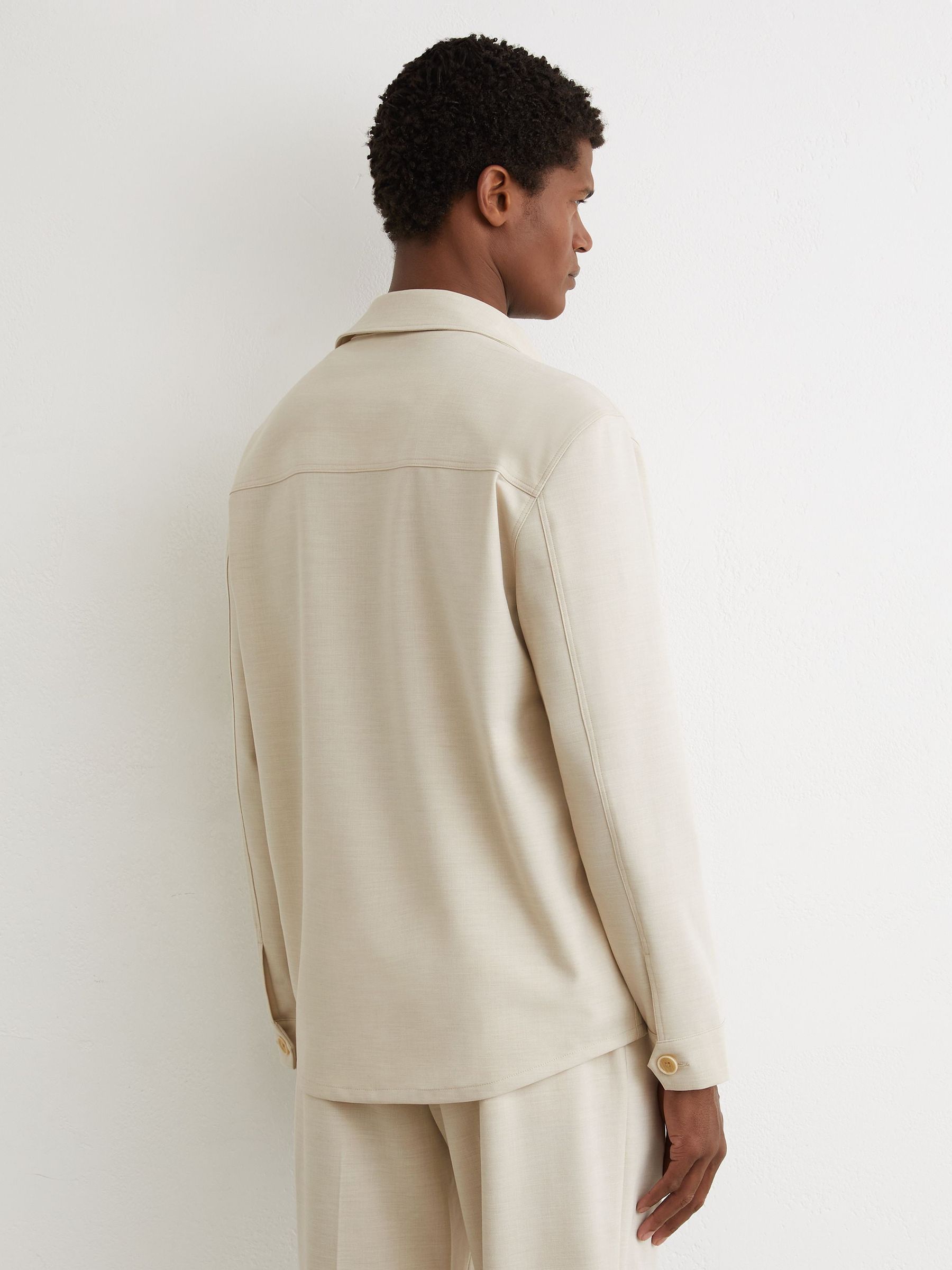 Twin-Pocket Button-Through Overshirt in Stone - Bild 9 av 10