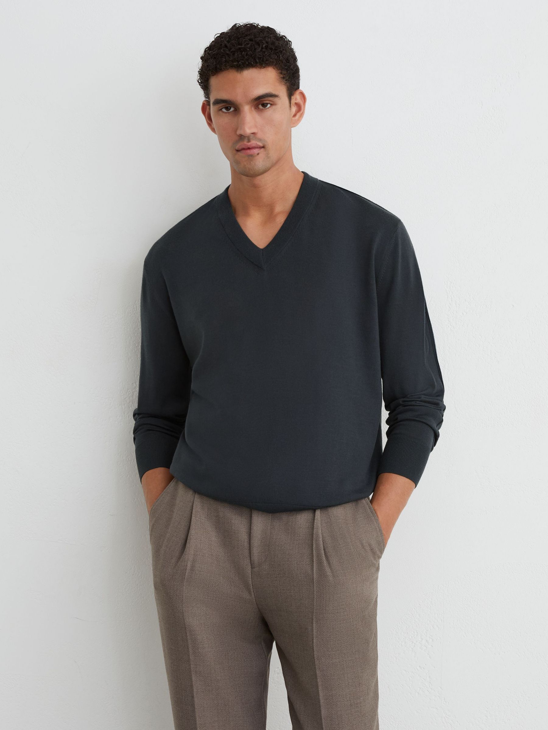 Merino Wool V-Neck Jumper in Vulcan Grey - Obrázek 1 z 6