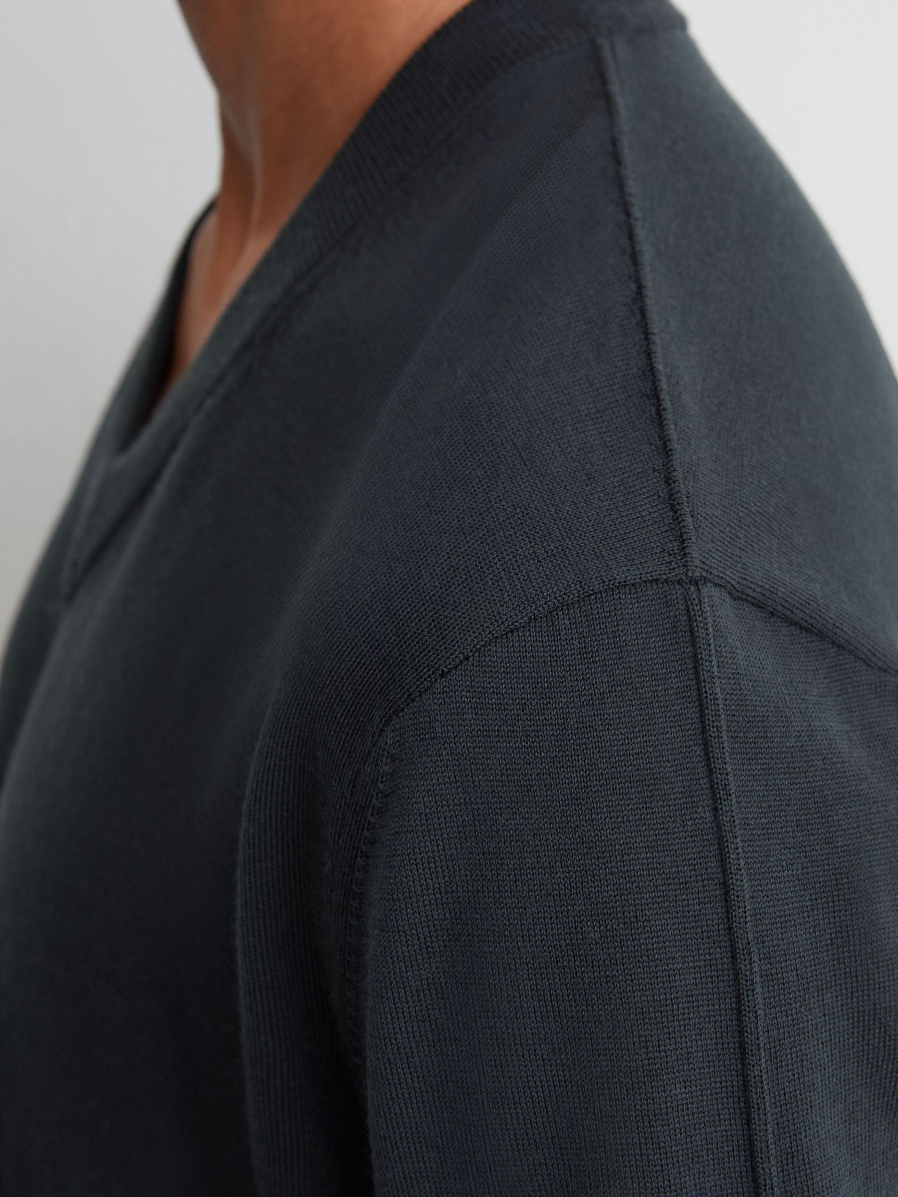 Merino Wool V-Neck Jumper in Vulcan Grey - Obrázek 4 z 6