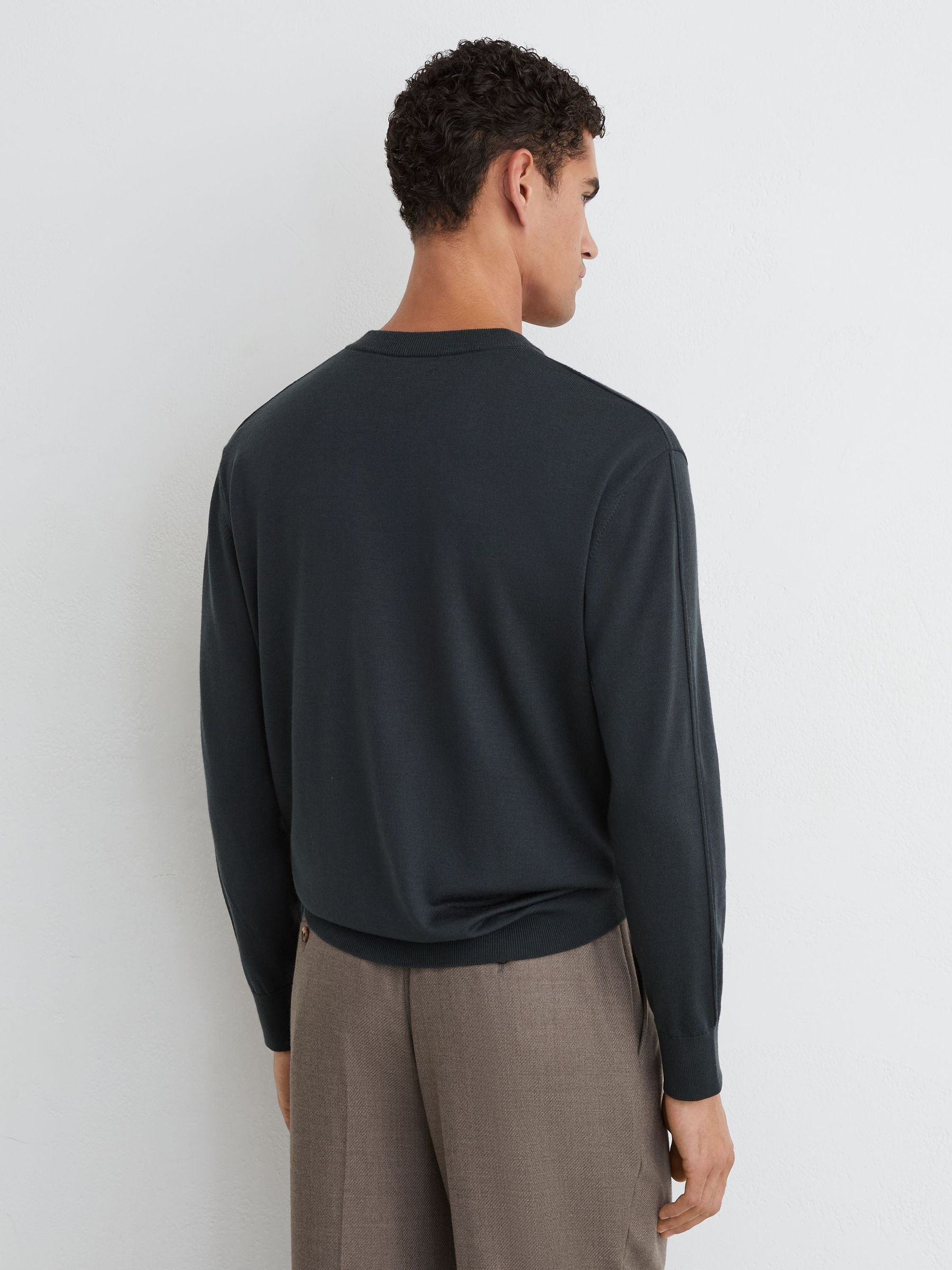 Merino Wool V-Neck Jumper in Vulcan Grey - Obrázek 5 z 6