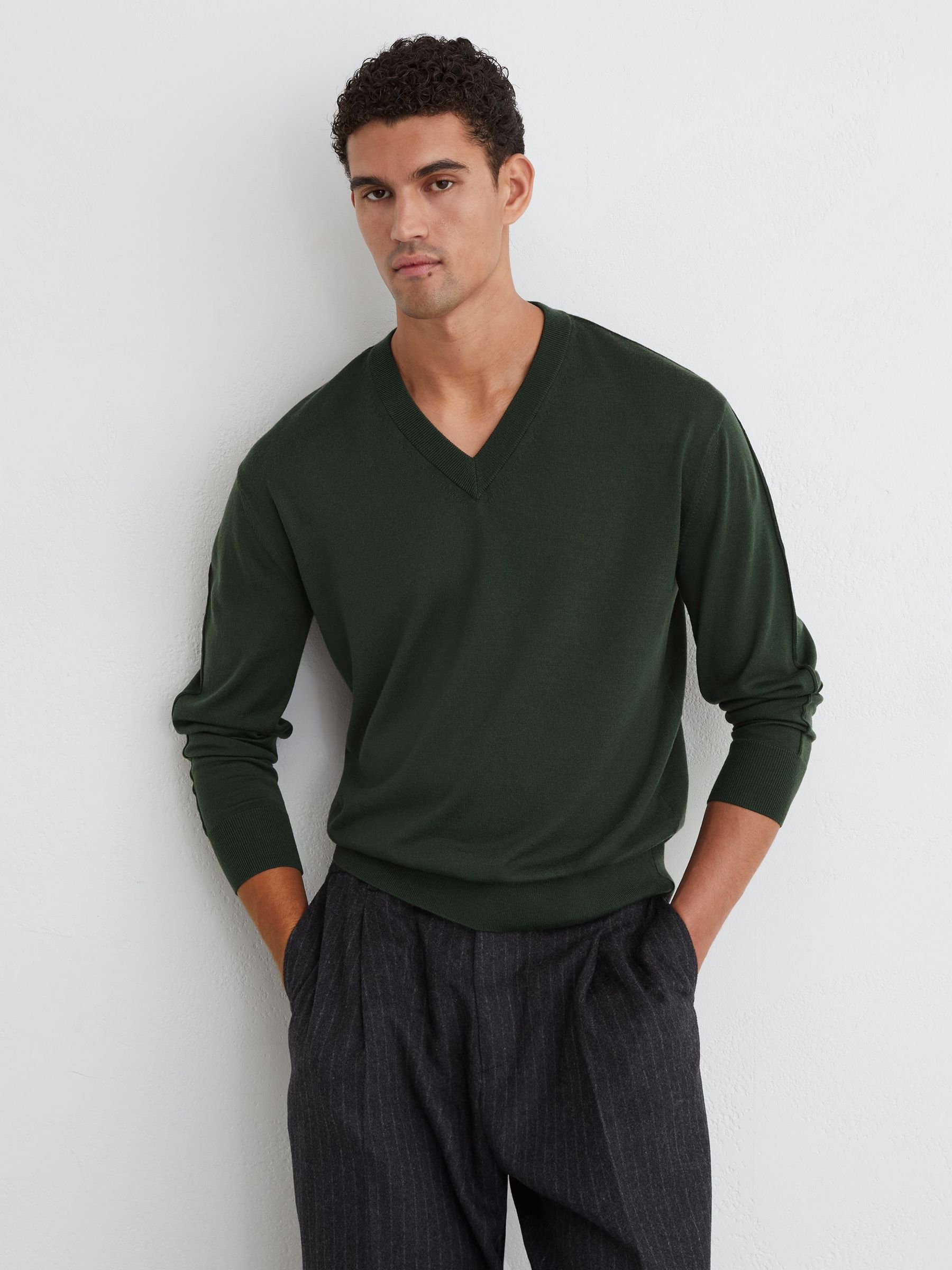 Merino Wool V-Neck Jumper in Dark Green - Obrázek 3 z 6