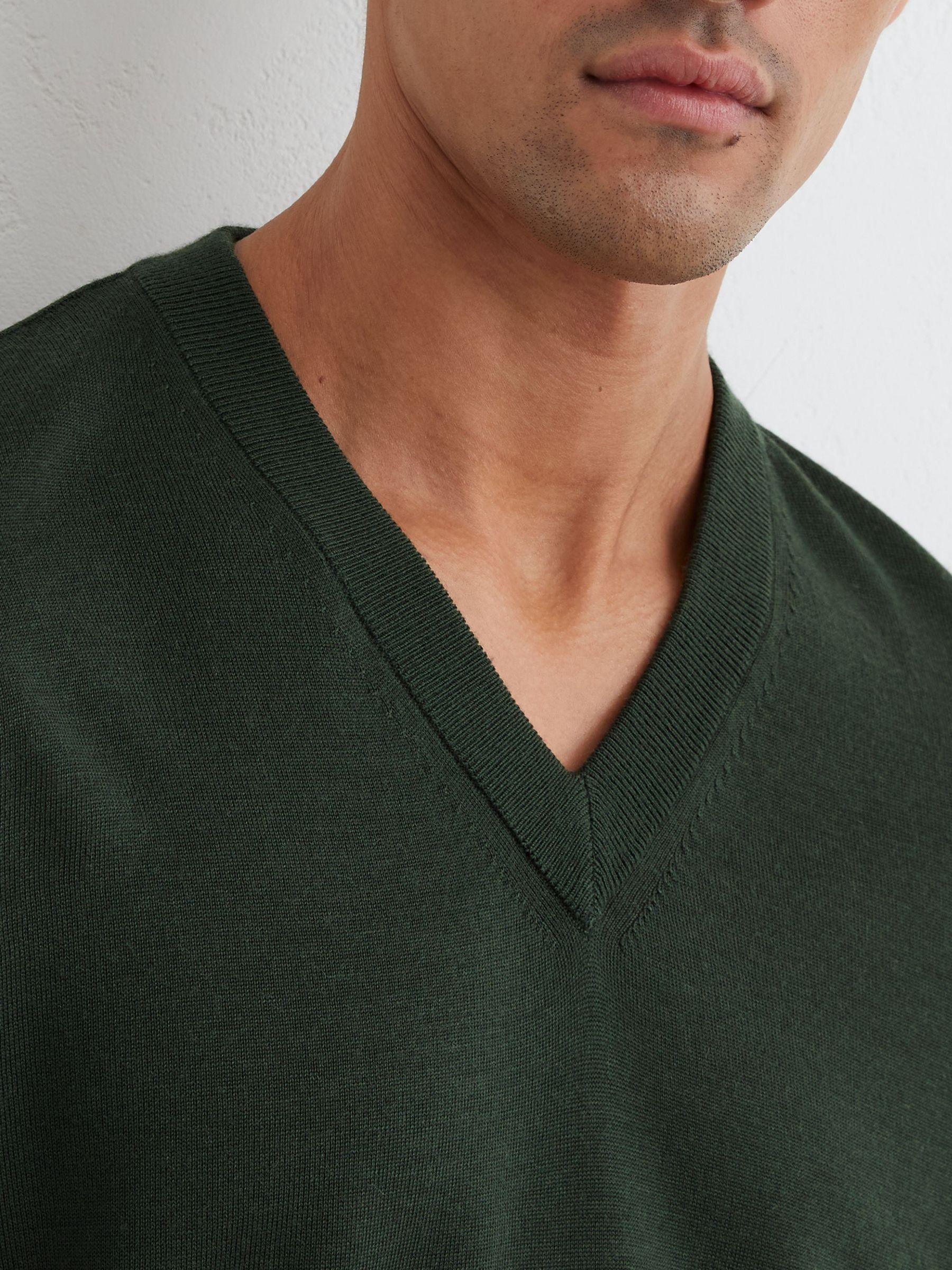 Merino Wool V-Neck Jumper in Dark Green - Obrázek 4 z 6