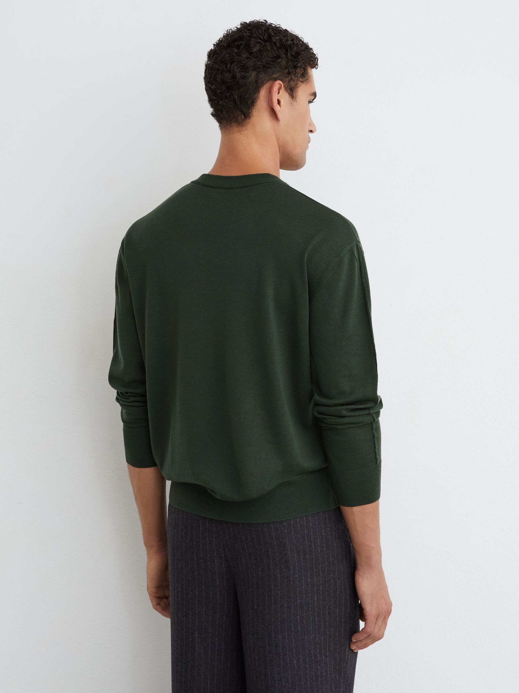 Merino Wool V-Neck Jumper in Dark Green - Obrázek 5 z 6