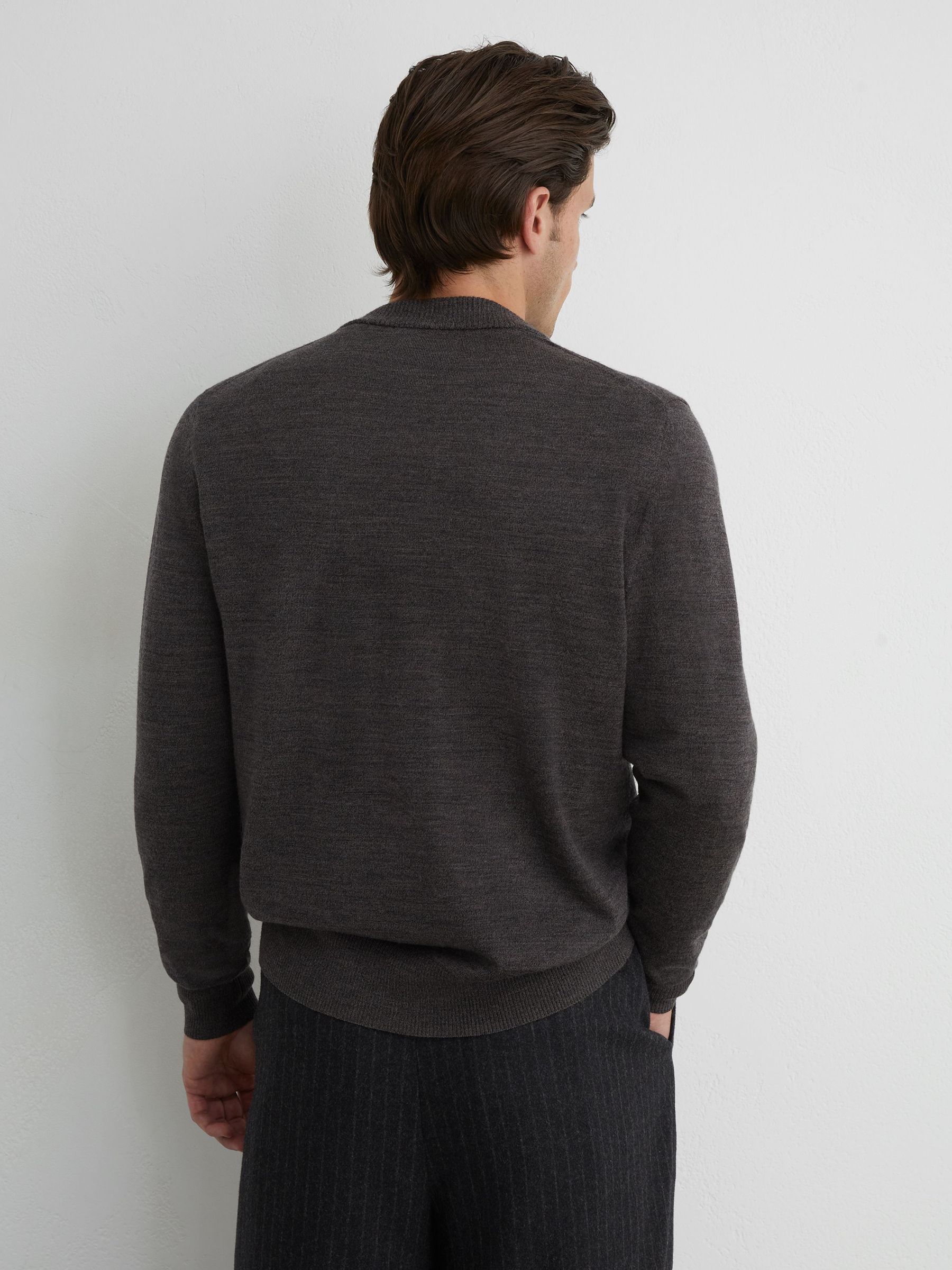 Cardigan z merino vlny s výstřihem do V v tmavě hnědé barvě - Obrázek 5 z 7