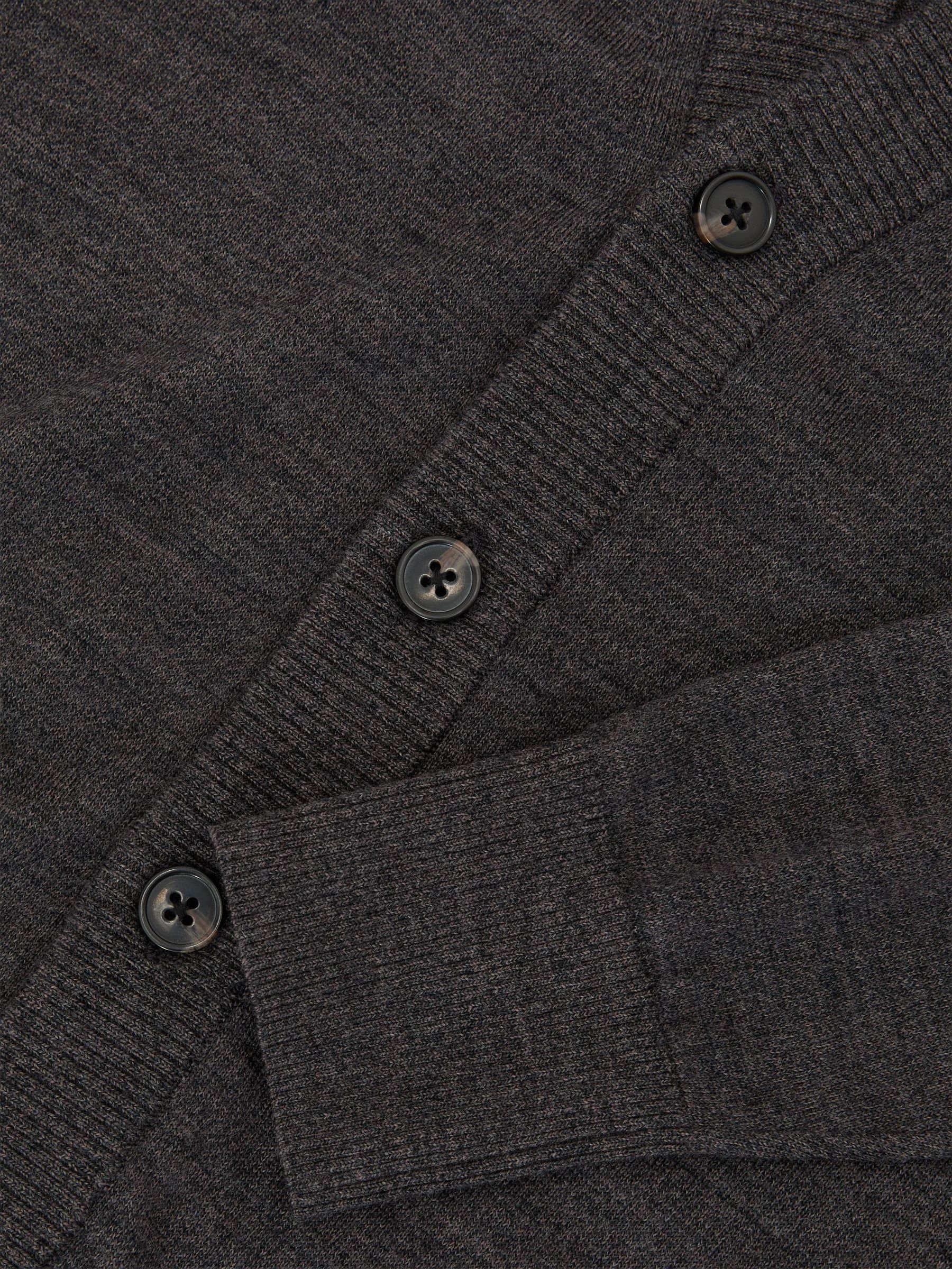 Cardigan z merino vlny s výstřihem do V v tmavě hnědé barvě - Obrázek 7 z 7