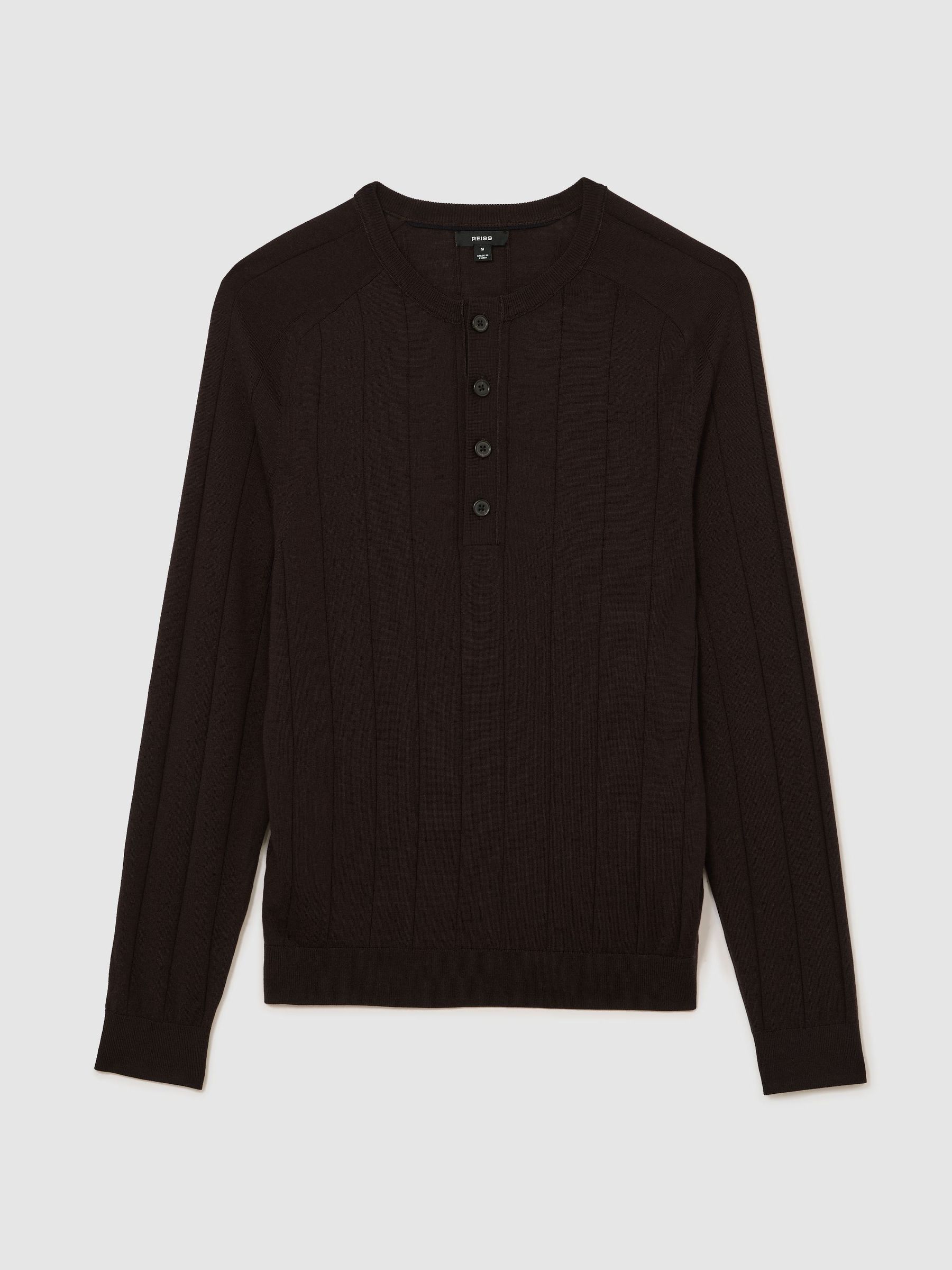 Merino Wool Wide-Rib Henley Jumper in Bitter Brown - Obrázek 2 z 6
