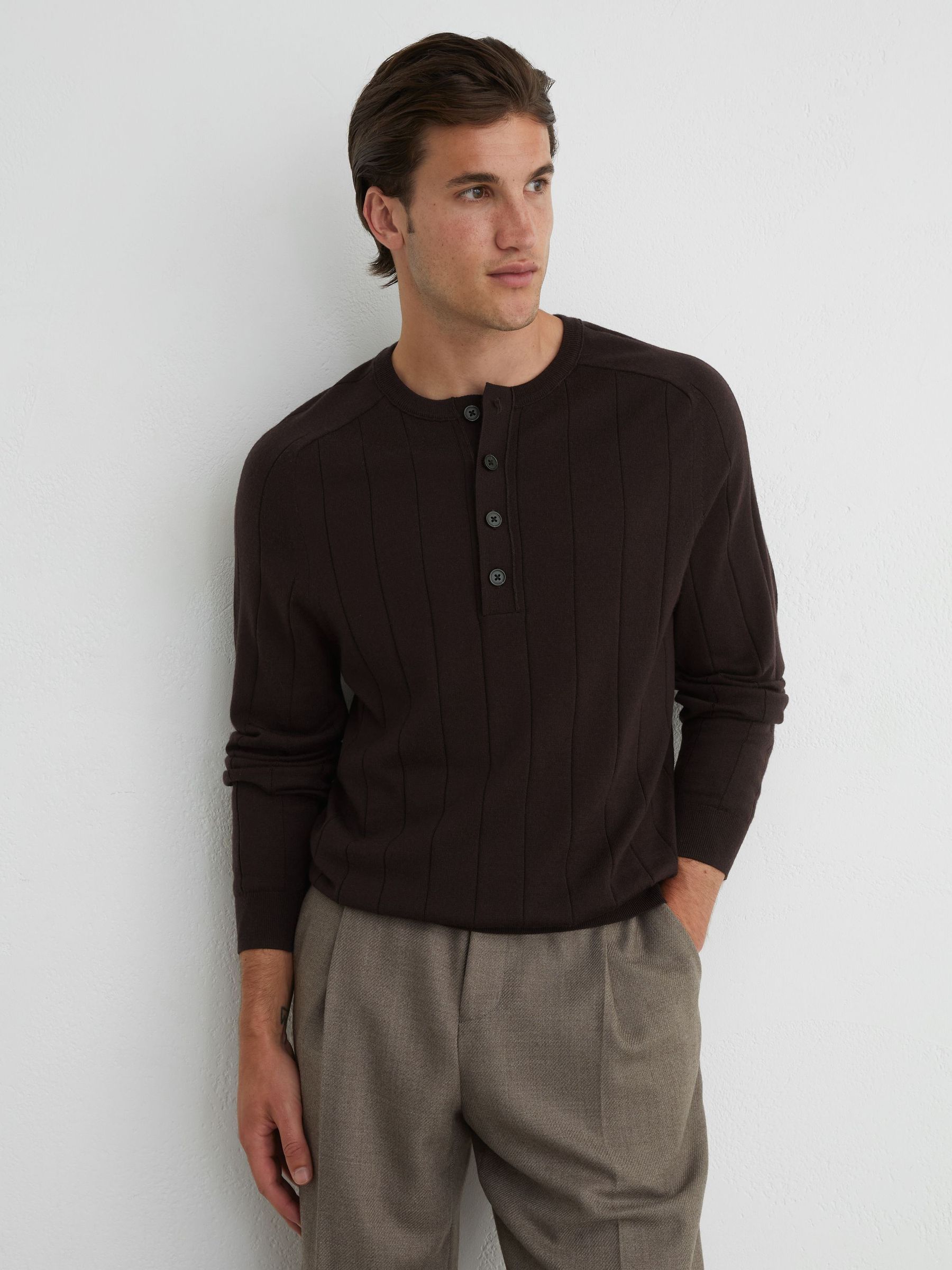 Merino Wool Wide-Rib Henley Jumper in Bitter Brown - Obrázek 3 z 6