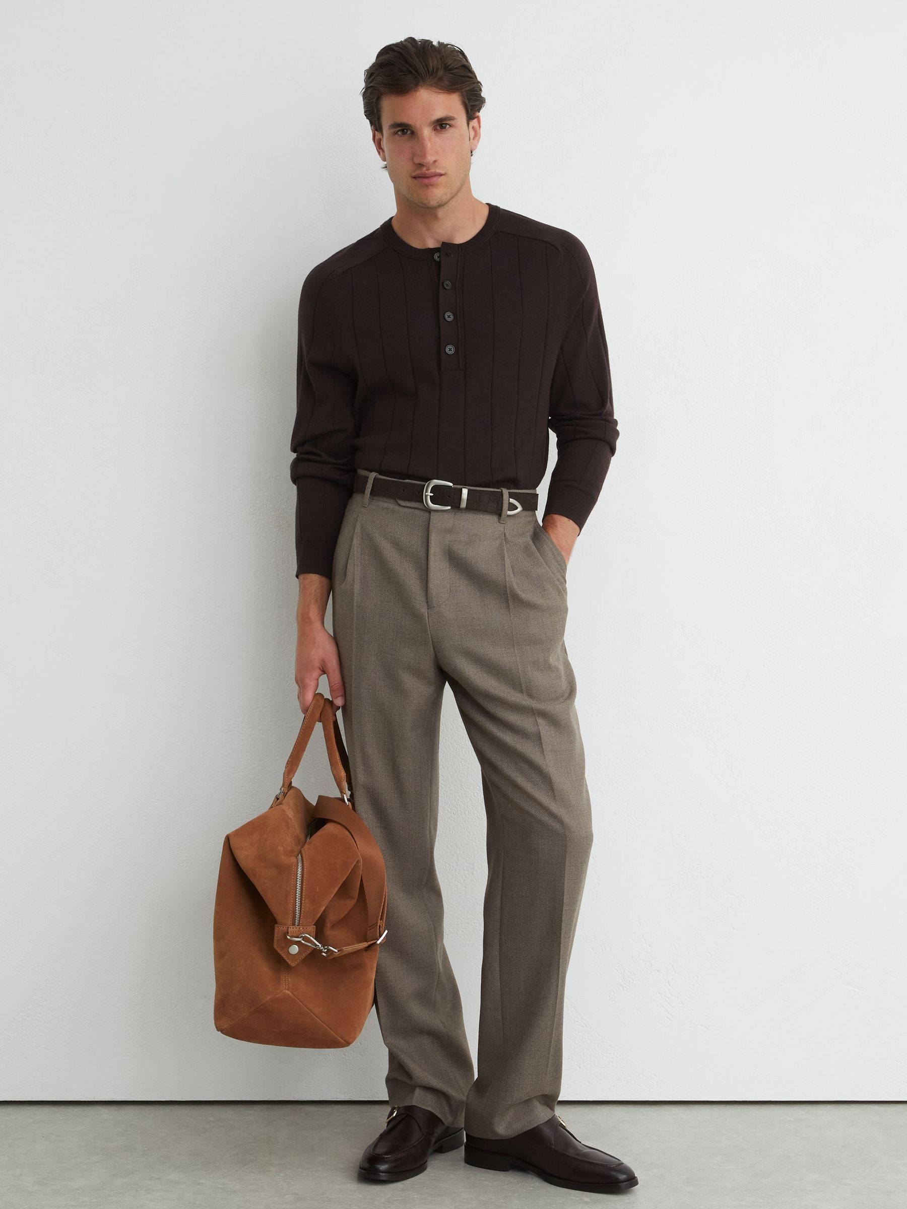 Merino Wool Wide-Rib Henley Jumper in Bitter Brown - Obrázek 4 z 6