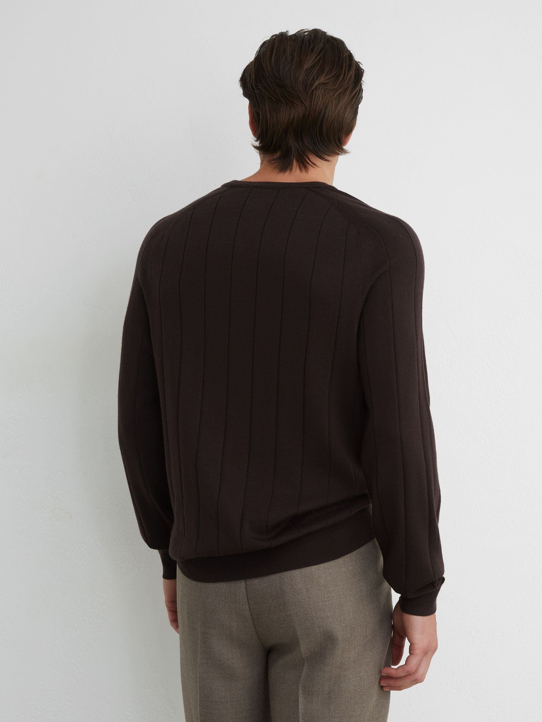 Merino Wool Wide-Rib Henley Jumper in Bitter Brown - Obrázek 5 z 6