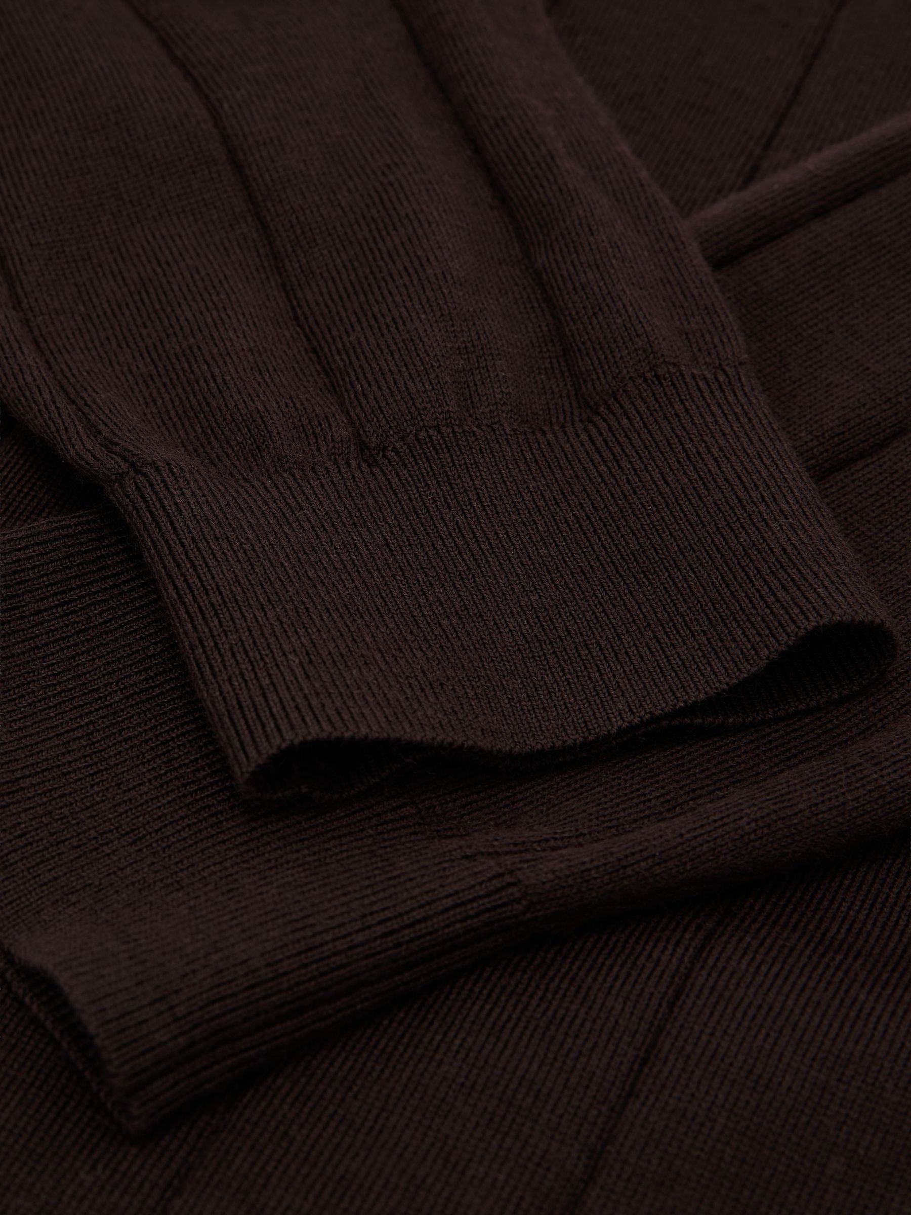 Merino Wool Wide-Rib Henley Jumper in Bitter Brown - Obrázek 6 z 6