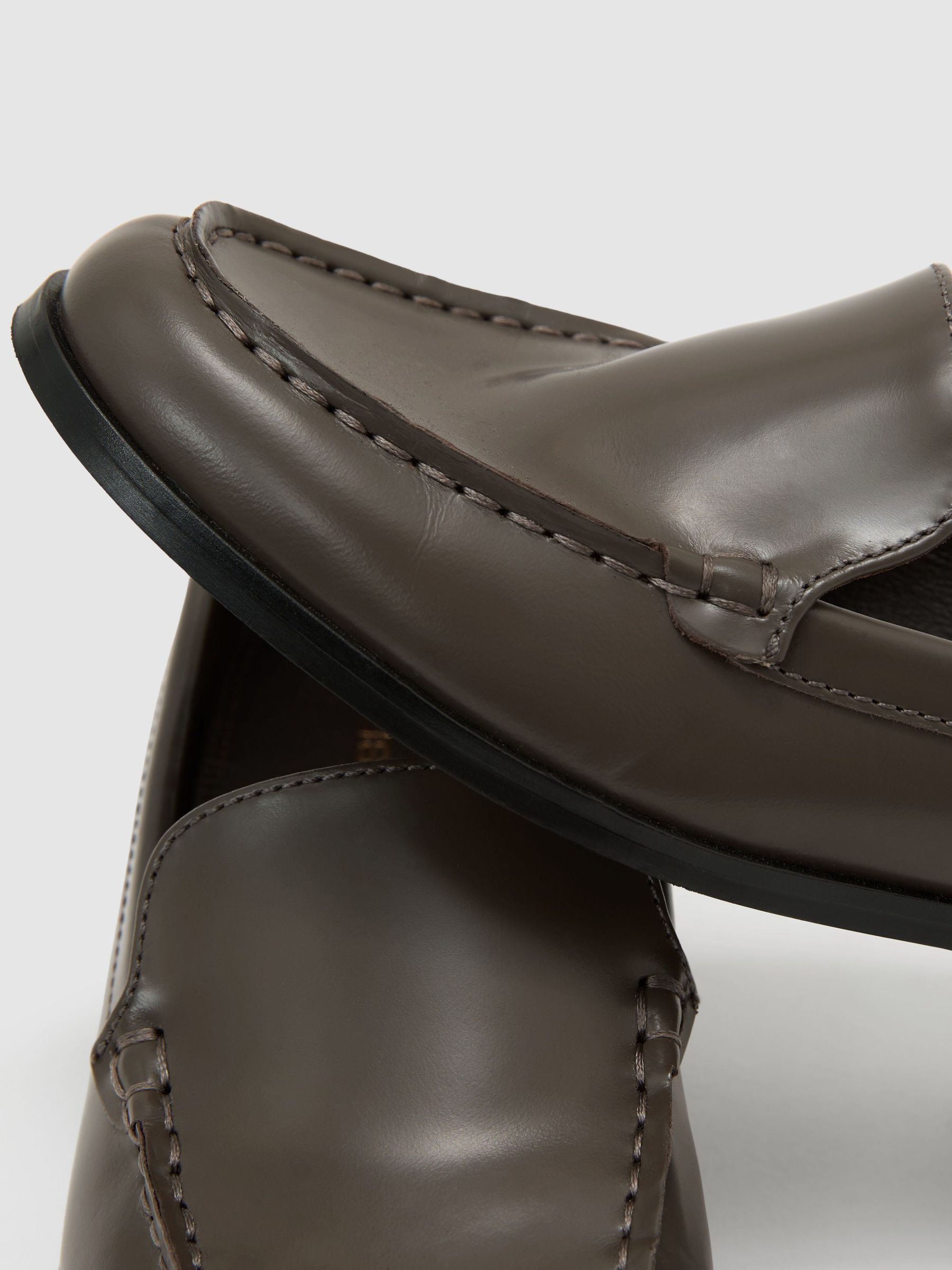 Mocassins à bout tablier en cuir gris - Image 6 de 6