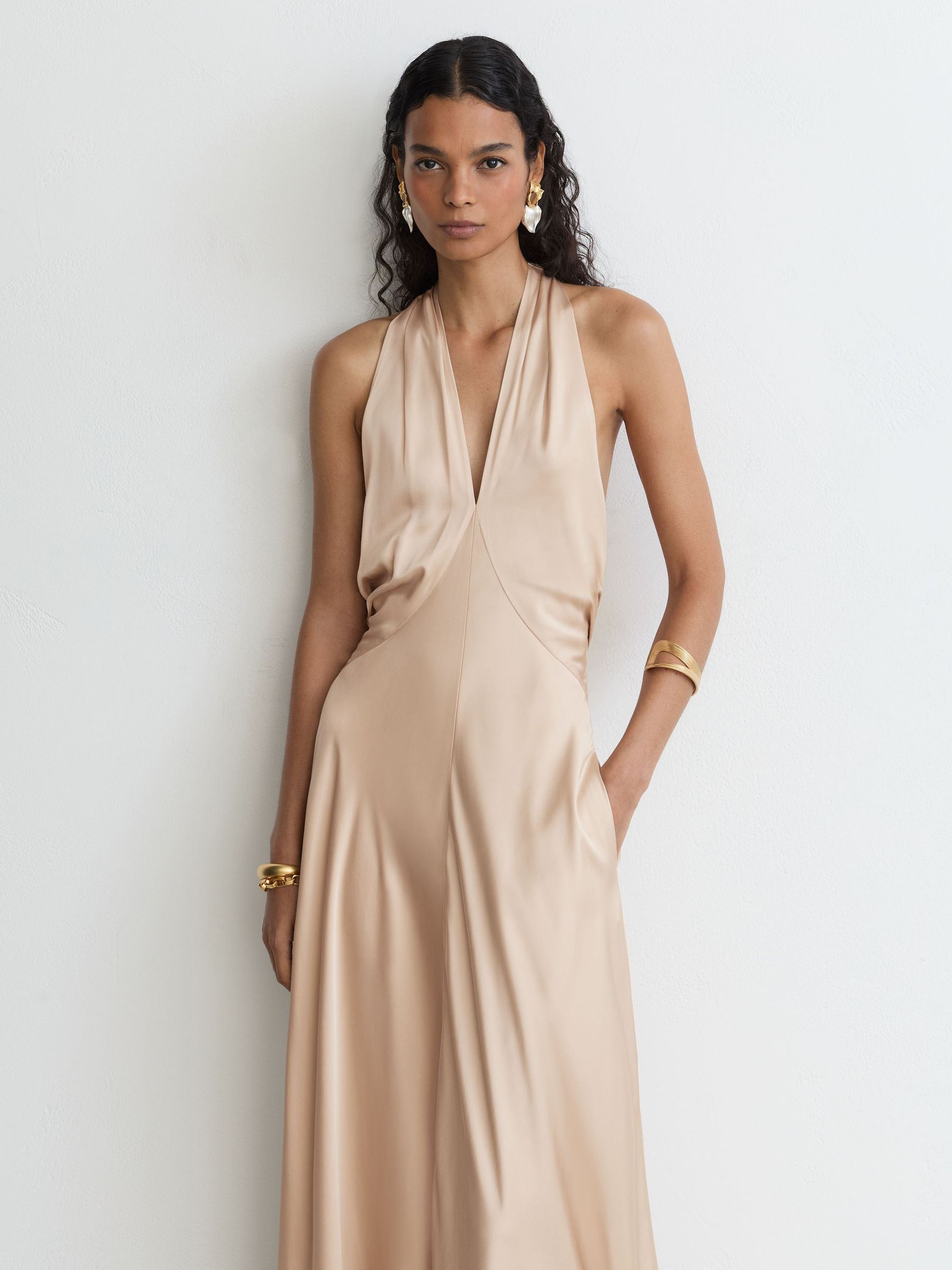 Satin Halterneck Empire-Line Maxi Dress in Champagne Neutral - 圖片 5/9