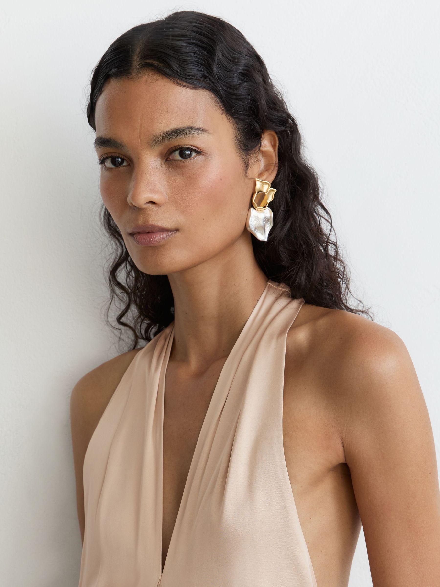 Satin Halterneck Empire-Line Maxi Dress in Champagne Neutral - 圖片 6/9