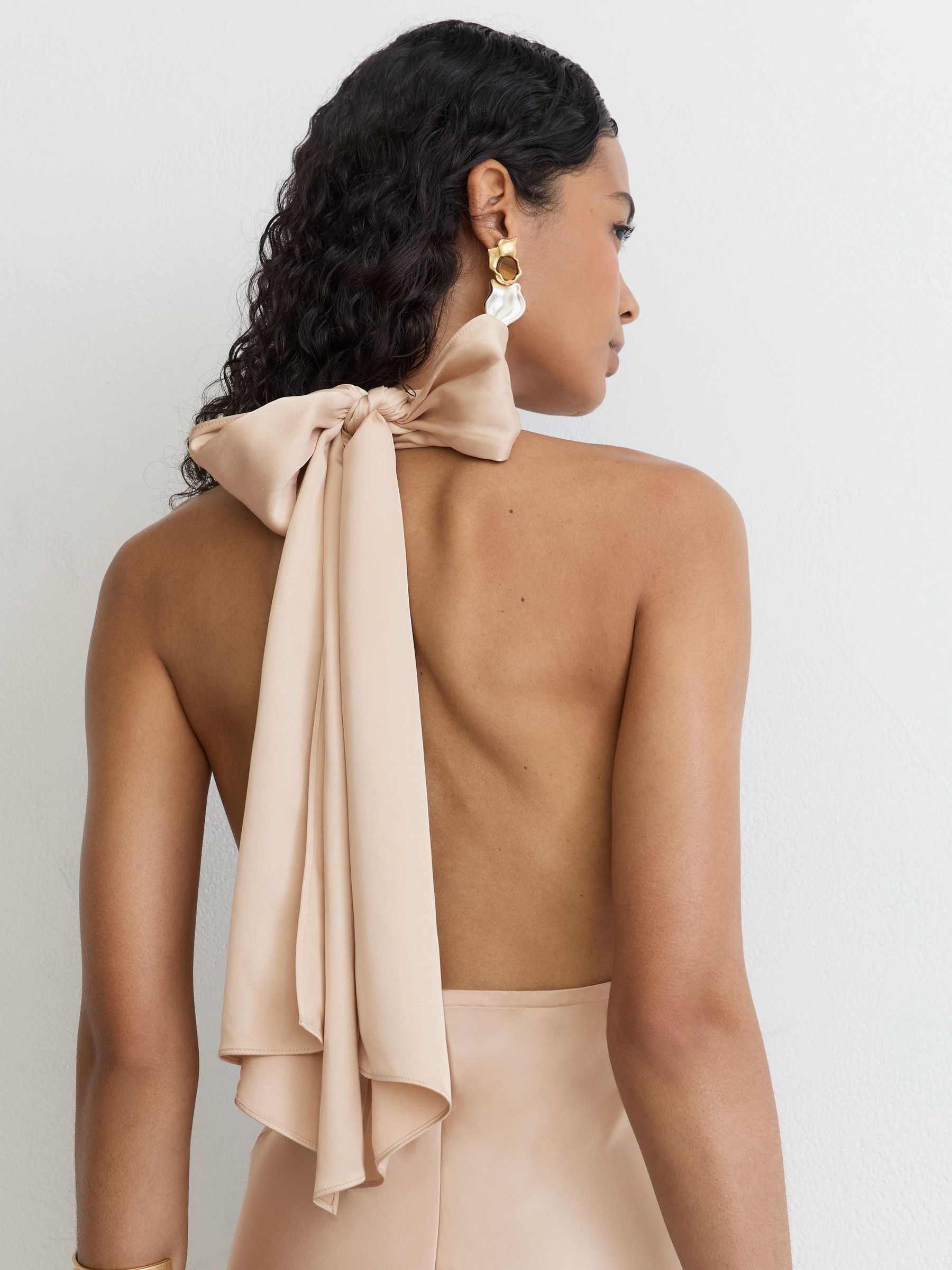 Satin Halterneck Empire-Line Maxi Dress in Champagne Neutral - 圖片 7/9