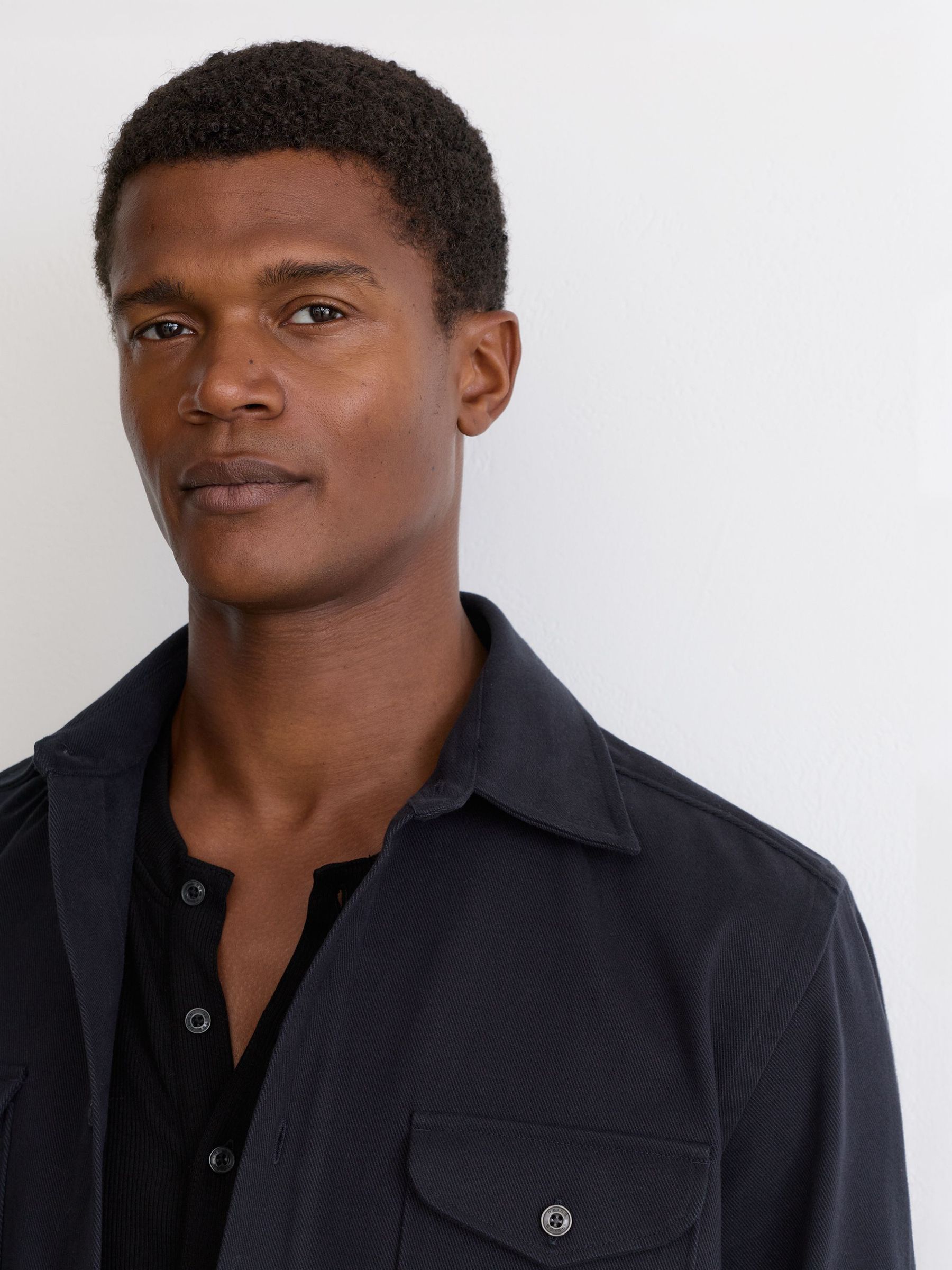 Cotton-Twill Twin-Pocket Regular-Fit Shirt in Navy - Bild 3 von 7