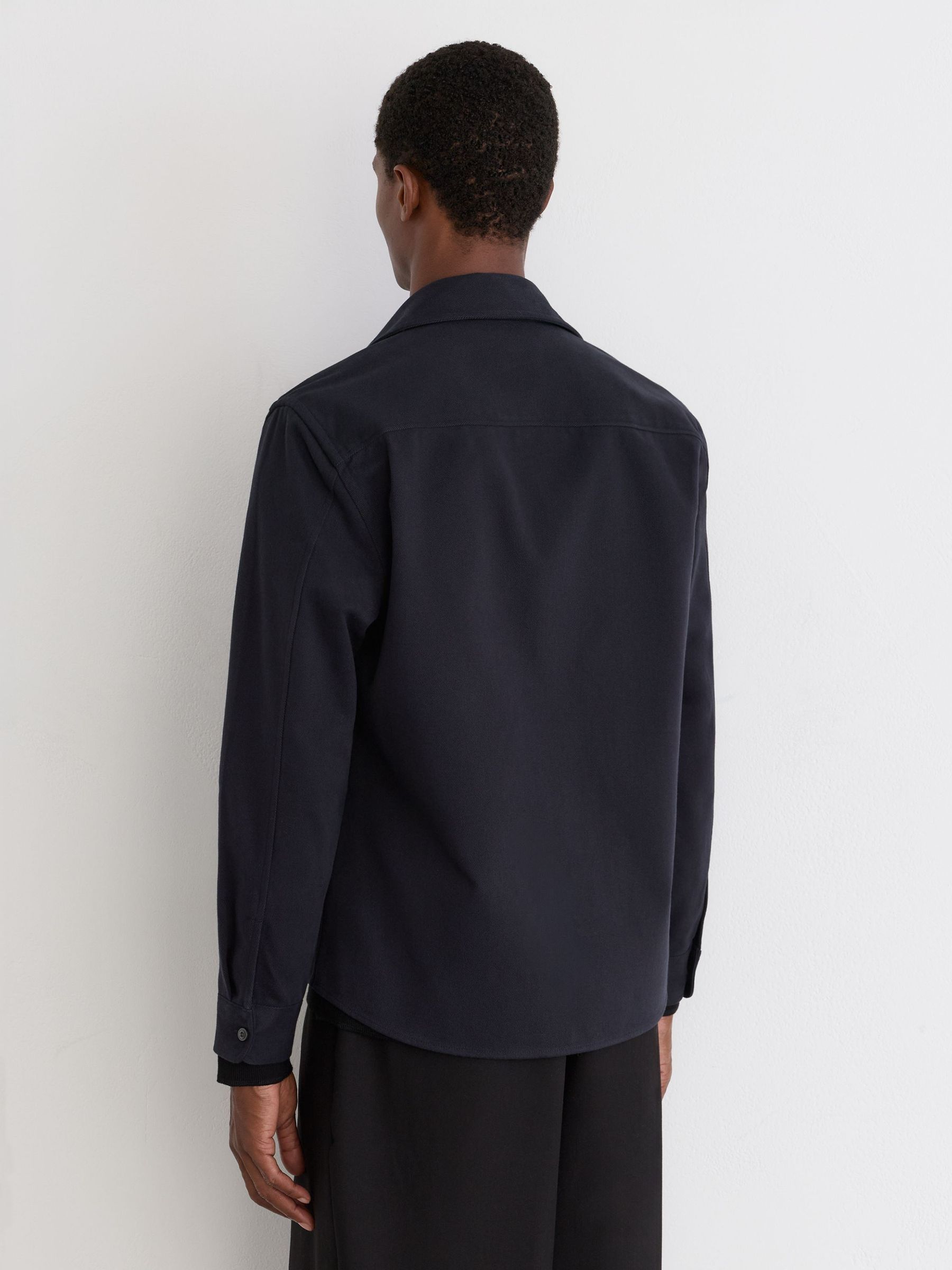 Cotton-Twill Twin-Pocket Regular-Fit Shirt in Navy - Bild 6 von 7